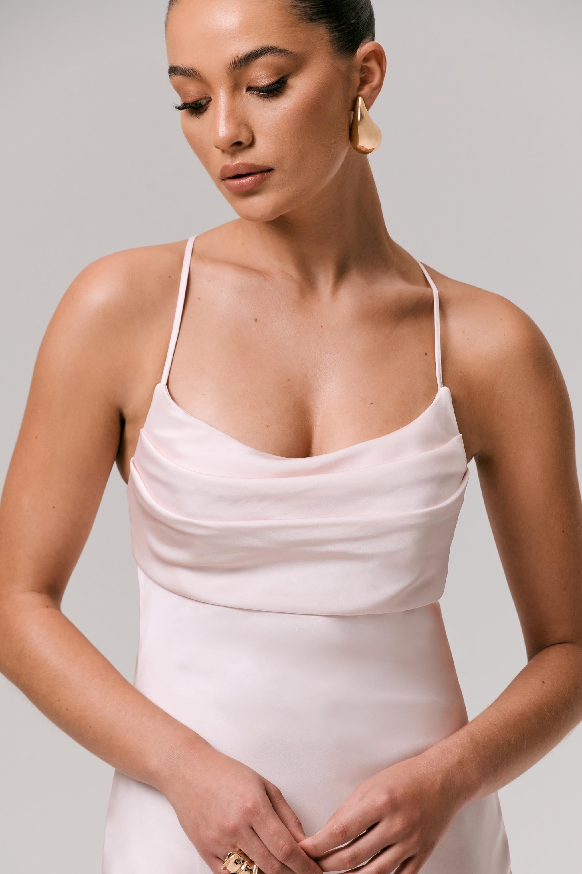 Lucie | Rotes Ombre-Satin-Maxikleid mit Wasserfallausschnitt