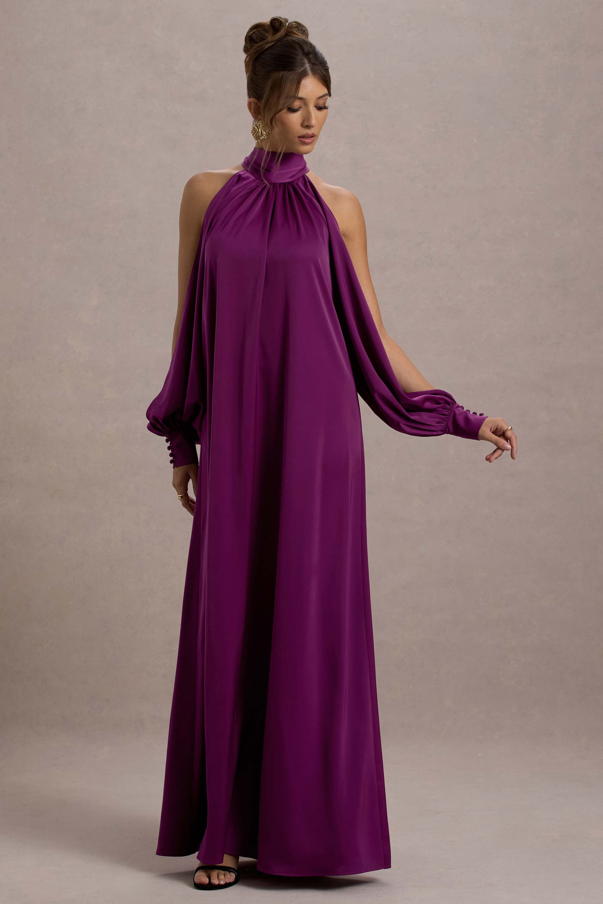 Baila | Mulberry Satin Maxikleid mit hohem Kragen und Cape-Ärmeln