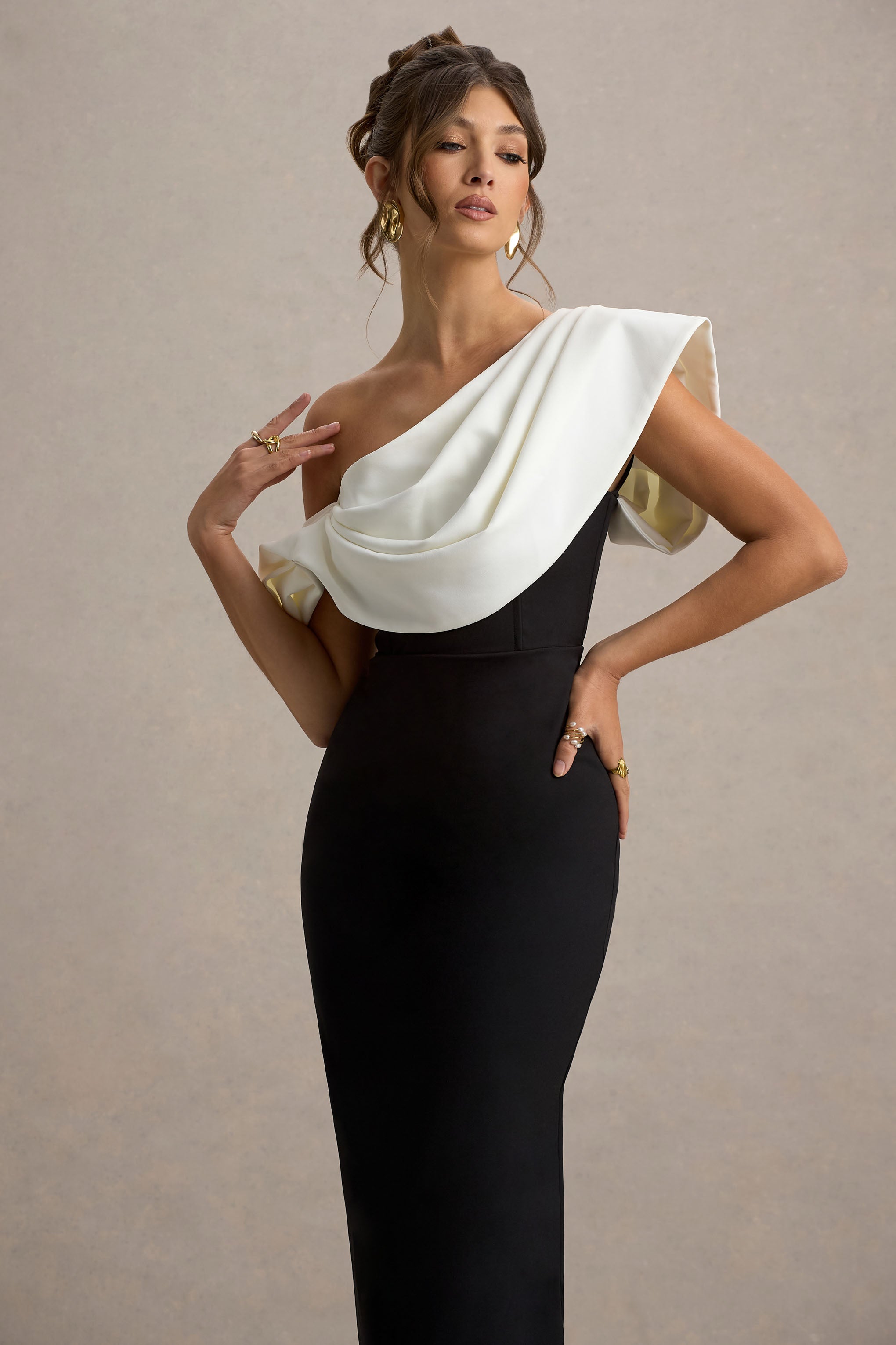 Angelina | Schwarz-Weißes Maxikleid mit drapierter Schulter