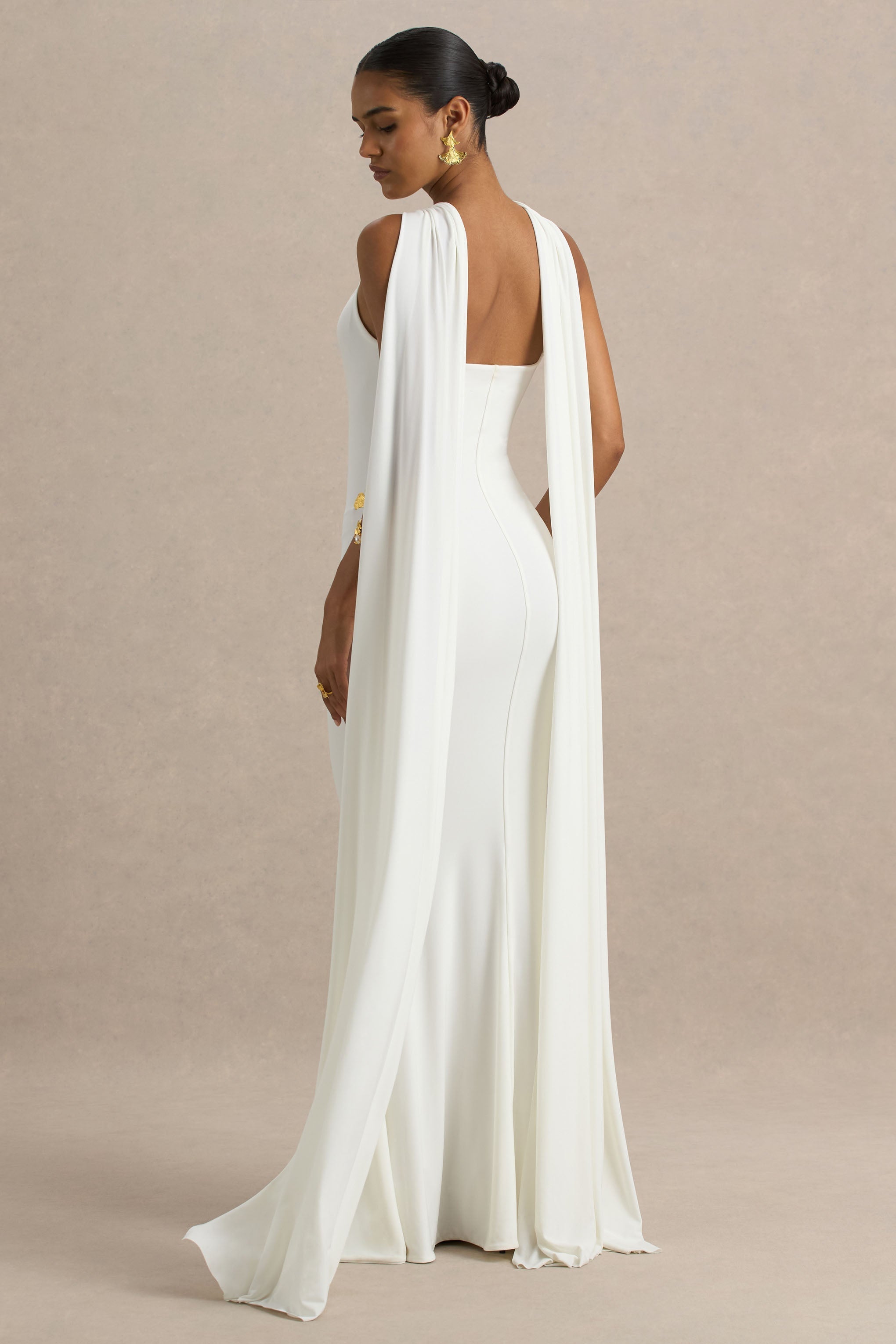 Rhoda | Weißes Maxikleid mit gedrehtem Halterneck und Cape