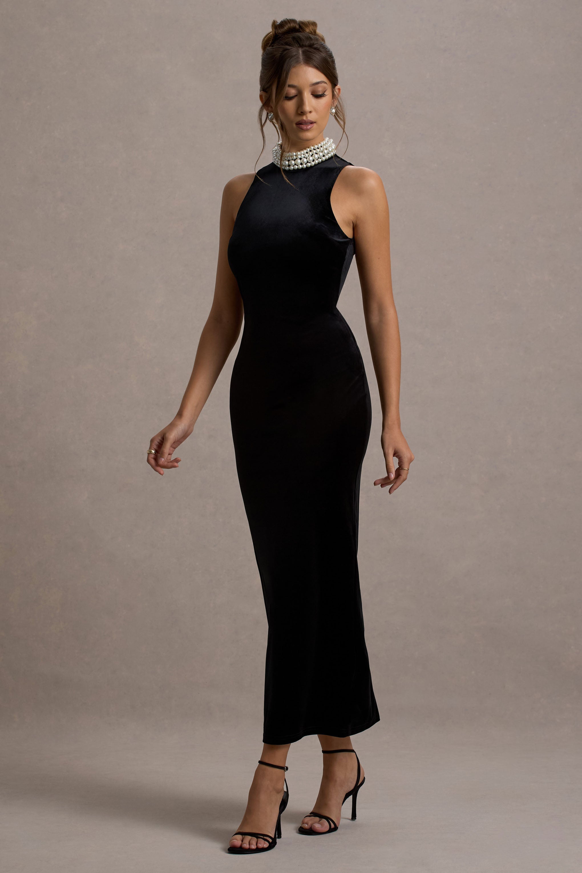 Audrine | Schwarzes Samt-Maxikleid mit Verzierungen und hohem Kragen