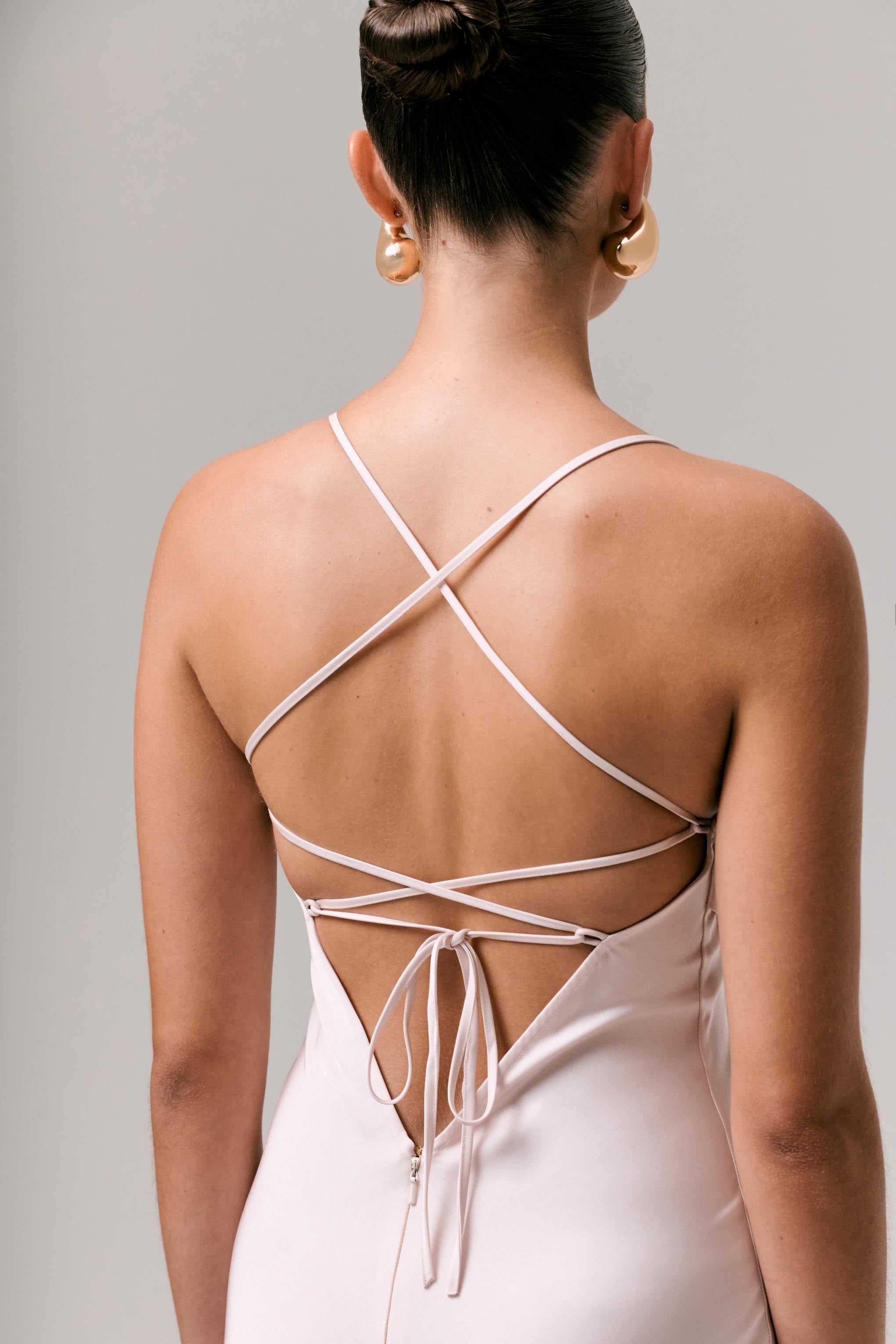 Lucie | Rotes Ombre-Satin-Maxikleid mit Wasserfallausschnitt