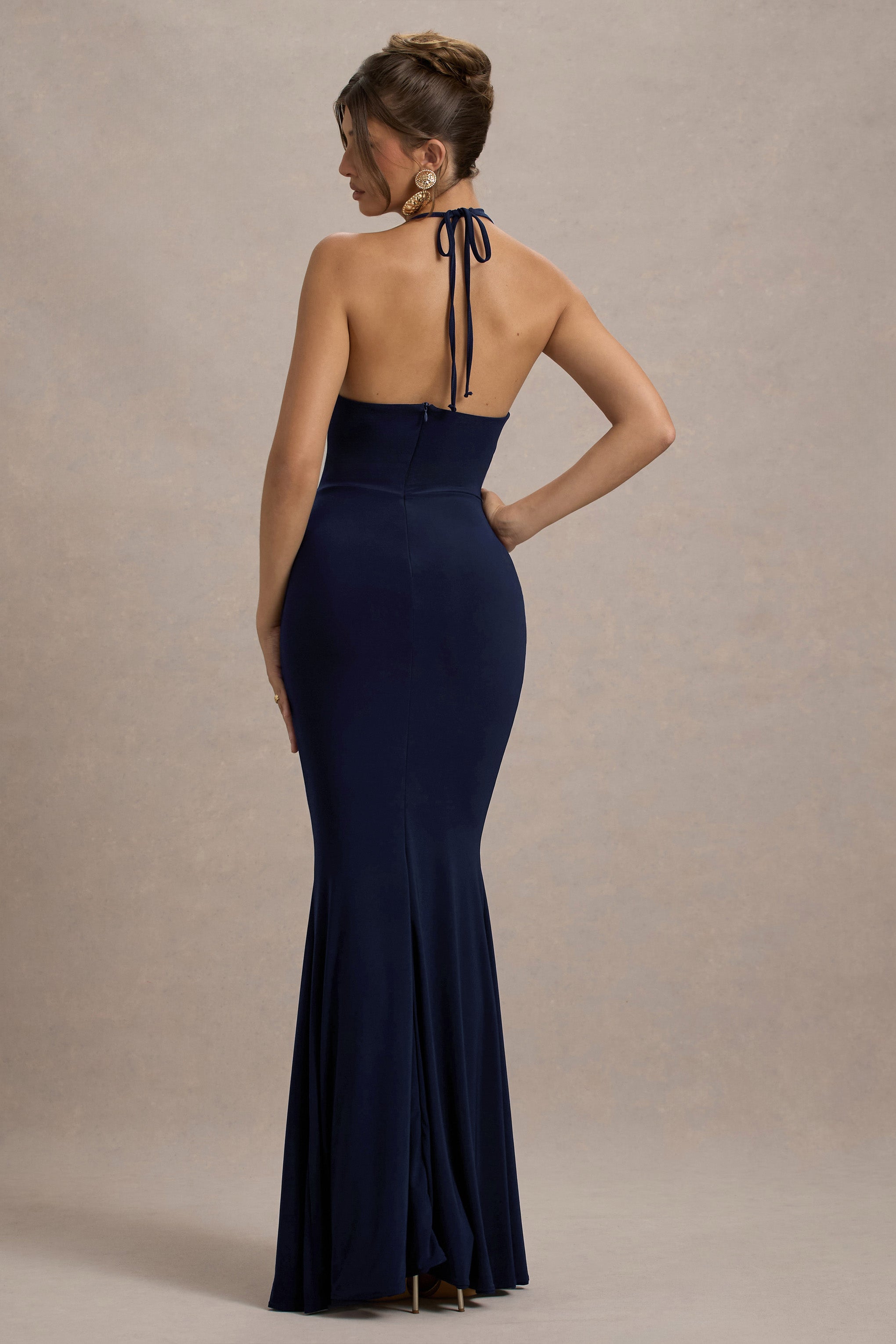 Lucena | Marinenblaublaues Maxikleid mit Wasserfallausschnitt und floralem Wickeldesign