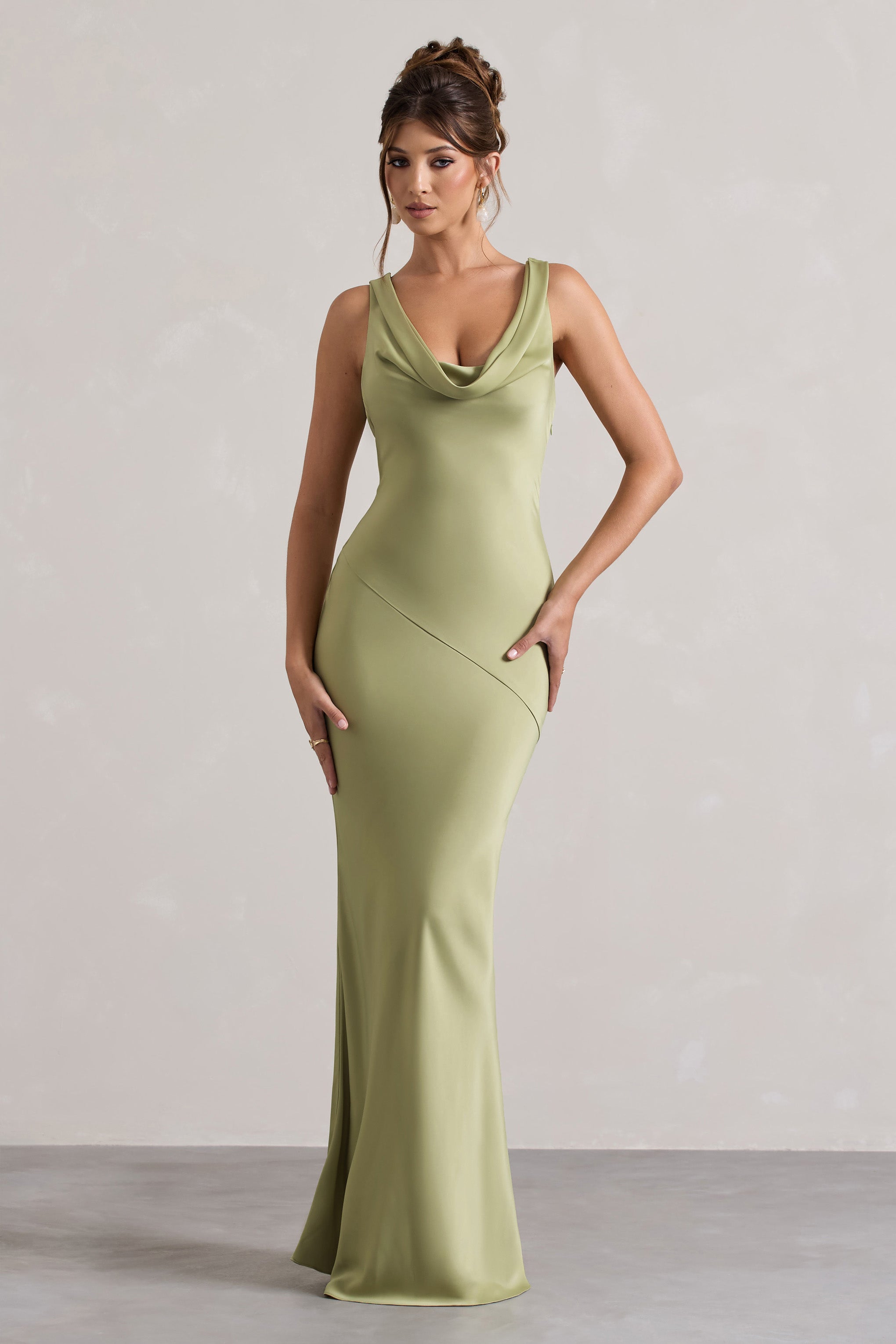 Alesso | Hellolivfarbiges Satin-Maxikleid mit Wasserfallausschnitt