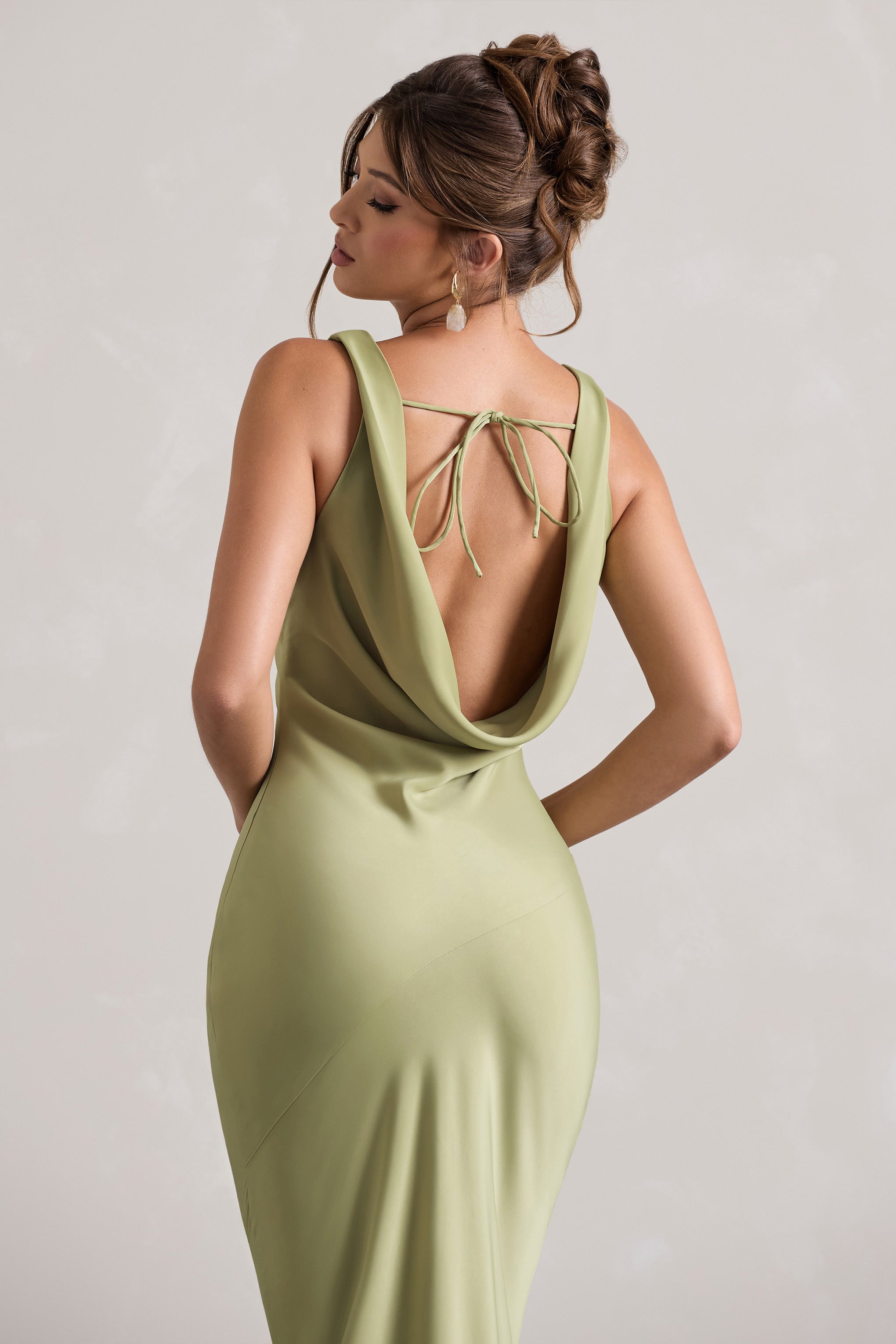 Alesso | Hellolivfarbiges Satin-Maxikleid mit Wasserfallausschnitt