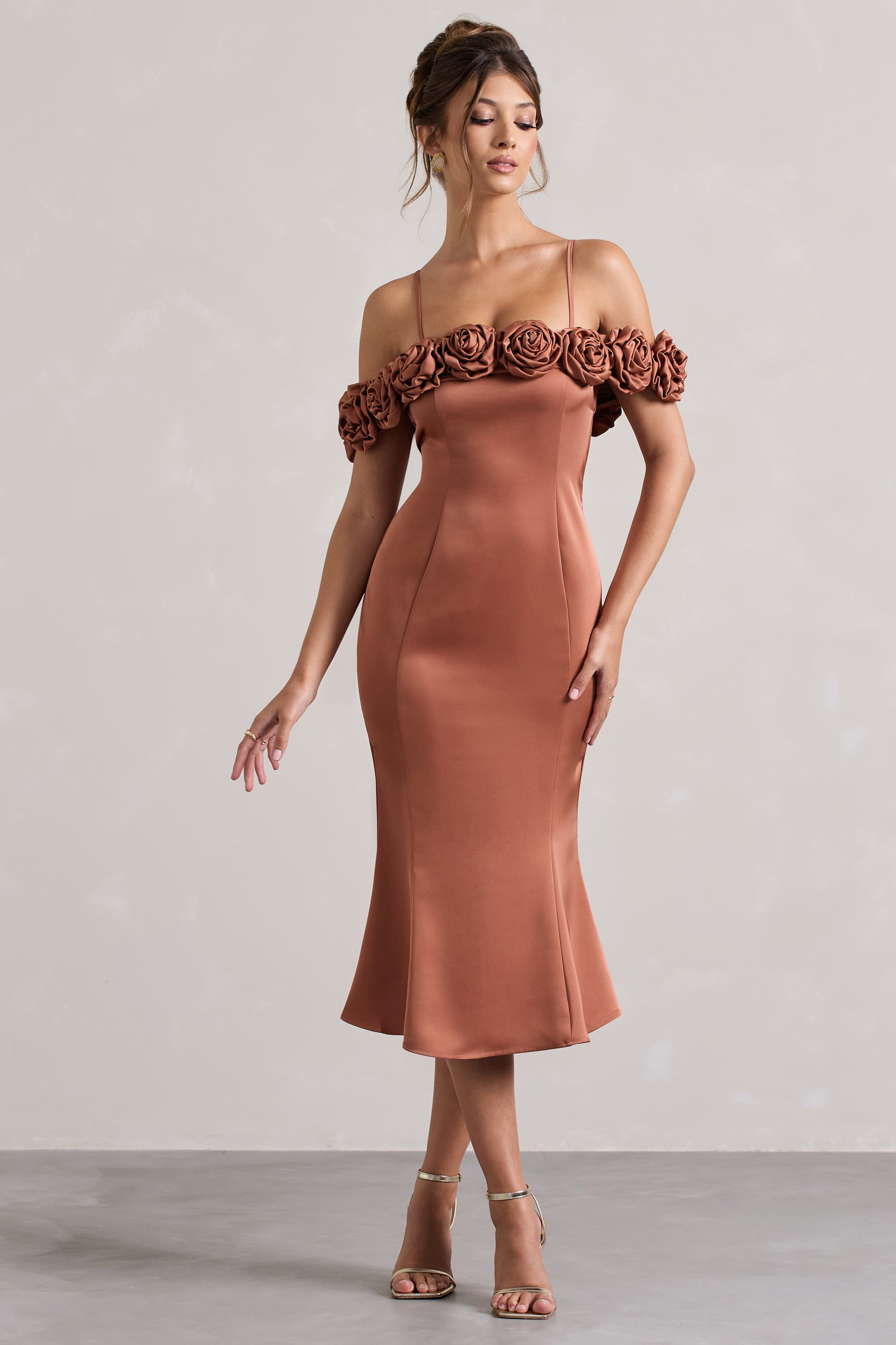 Petunia | Rostfarbenes Satin-Bardot-Midikleid mit Blumenmuster