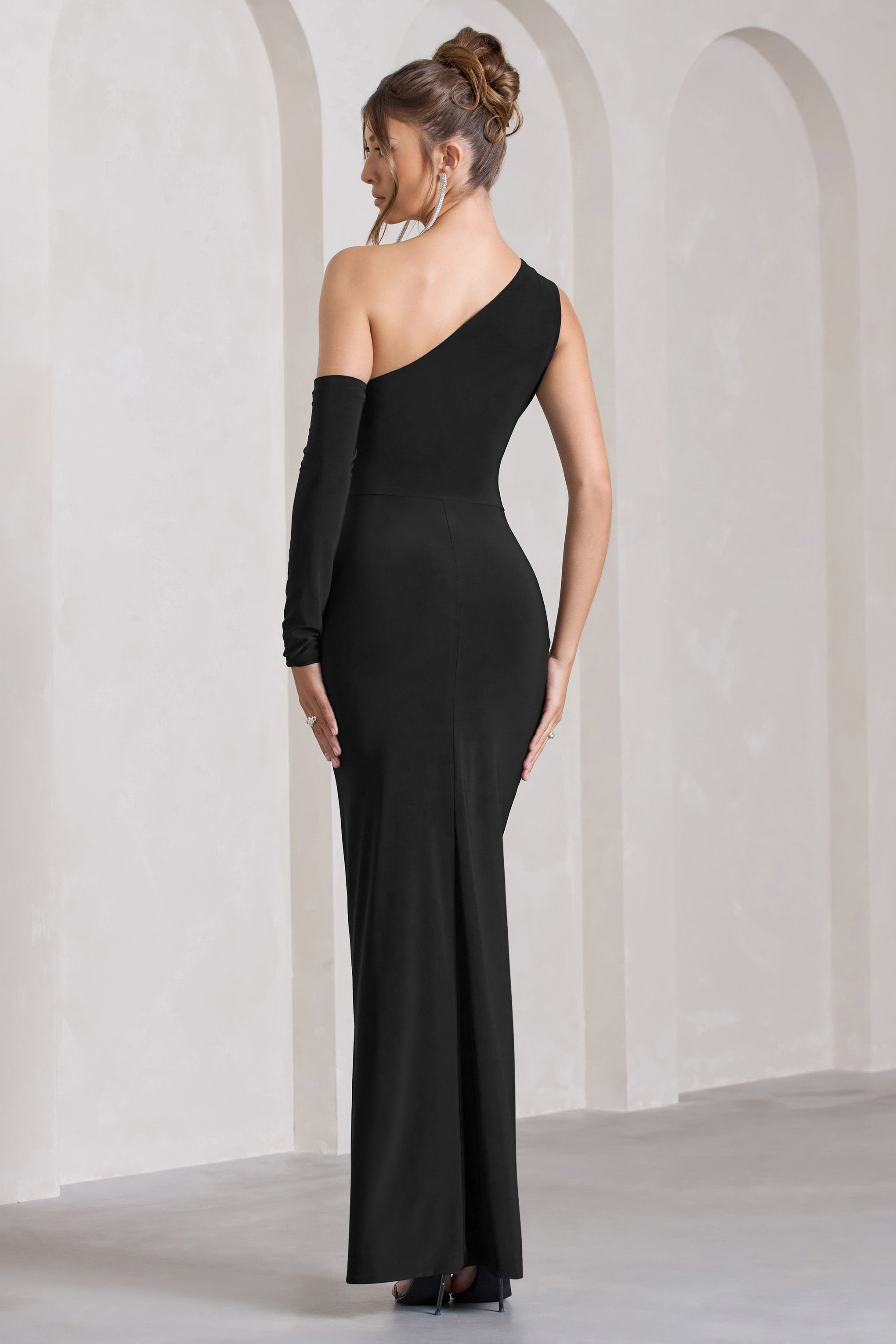 Carlina | Schwarzes, gerafftes Ein-schulter Maxikleid mit Cut-Out und Schlitz