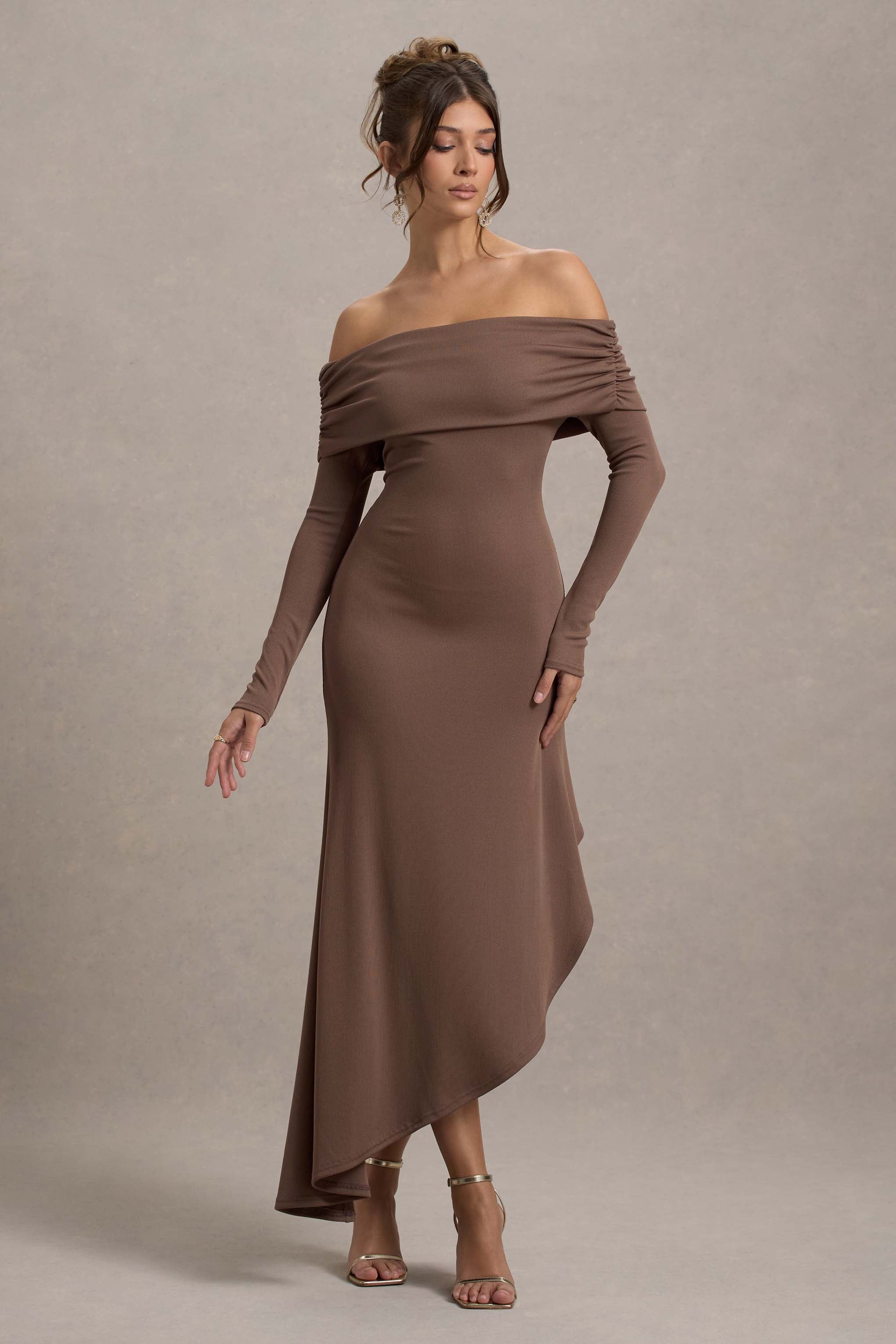 Romina | Mocha Rippenstrick Bardot Maxikleid mit asymmetrischem Saum