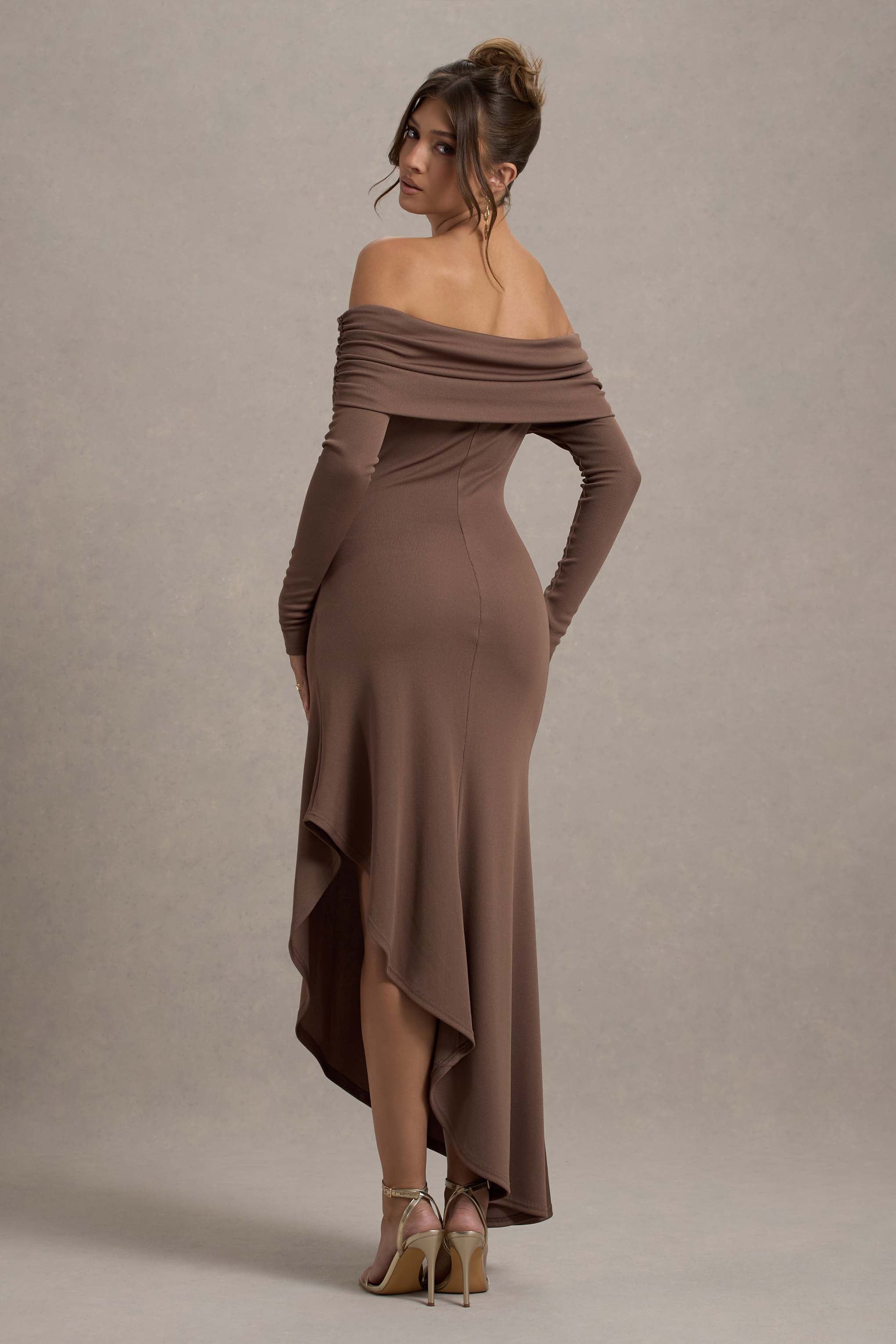 Romina | Mocha Rippenstrick Bardot Maxikleid mit asymmetrischem Saum
