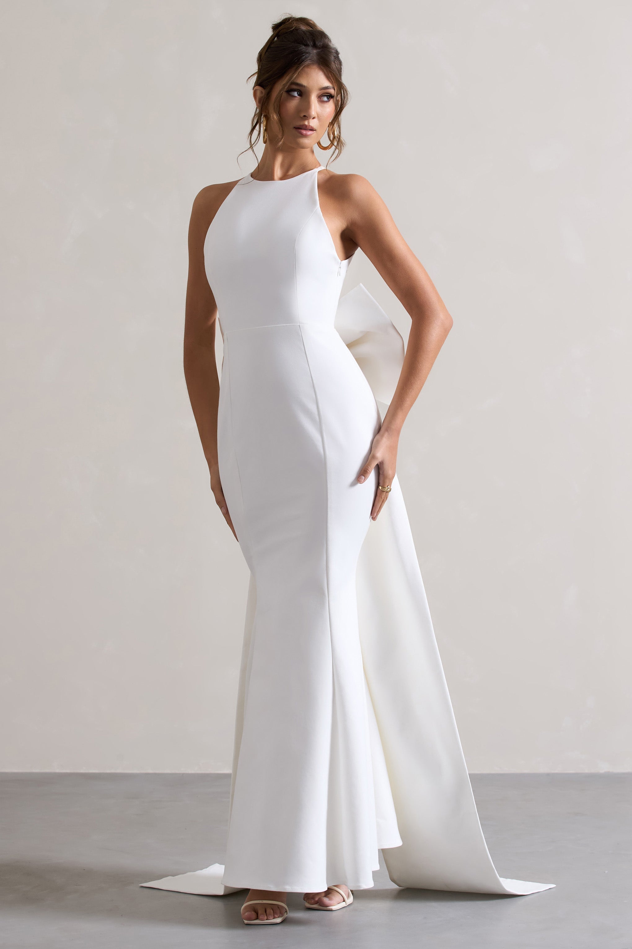 Bestow | Weißes Maxi-Kleid mit offenem Rücken und übergroßer weißer Schleife