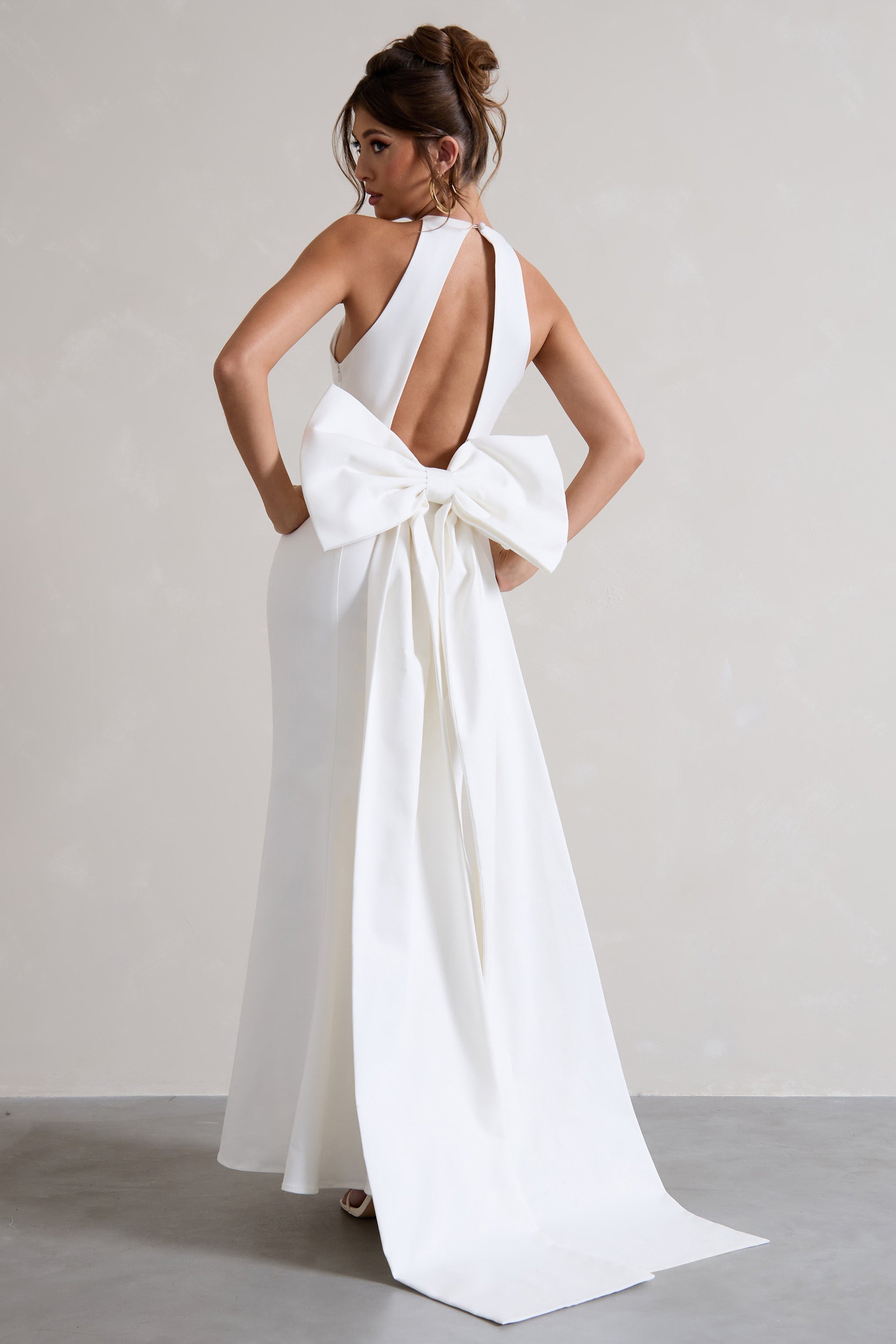Bestow | Weißes Maxi-Kleid mit offenem Rücken und übergroßer weißer Schleife