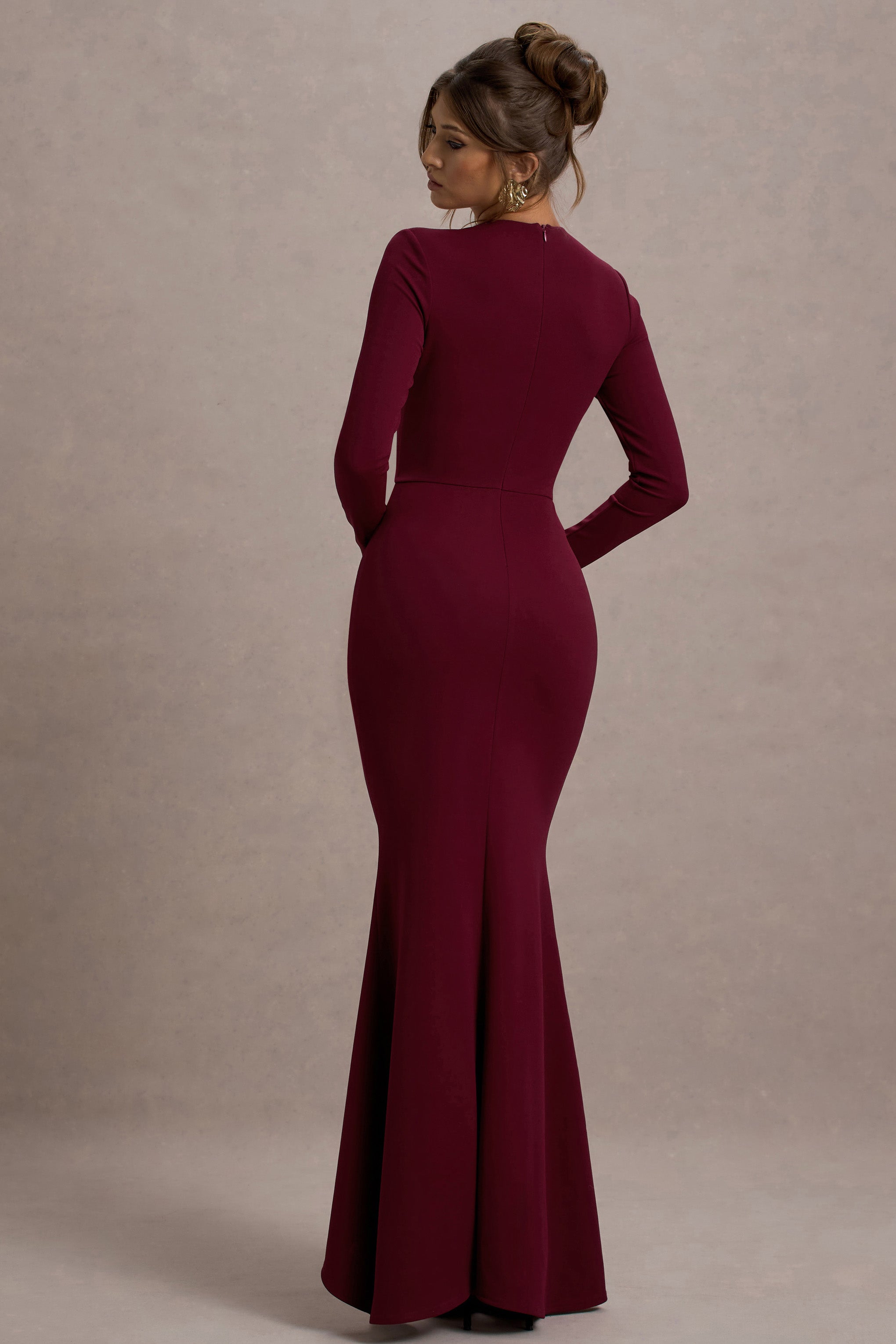 Alayna | Beerenfarbenes Maxikleid mit langen Ärmeln und Rüschen-Schlitz
