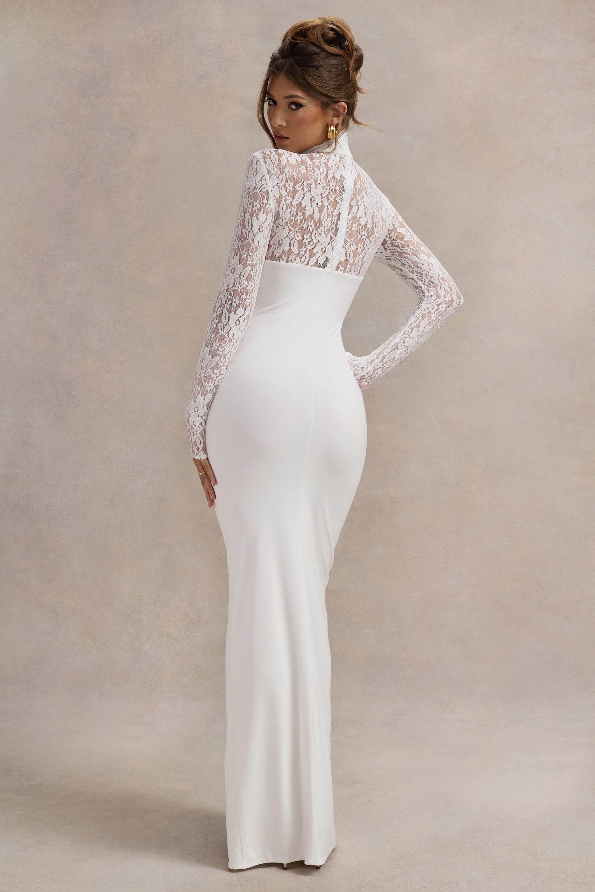 Arden | Weißes Maxi-Kleid mit hohem Kragen, Schlitz und Spitzeneinsätzen an den Ärmeln.