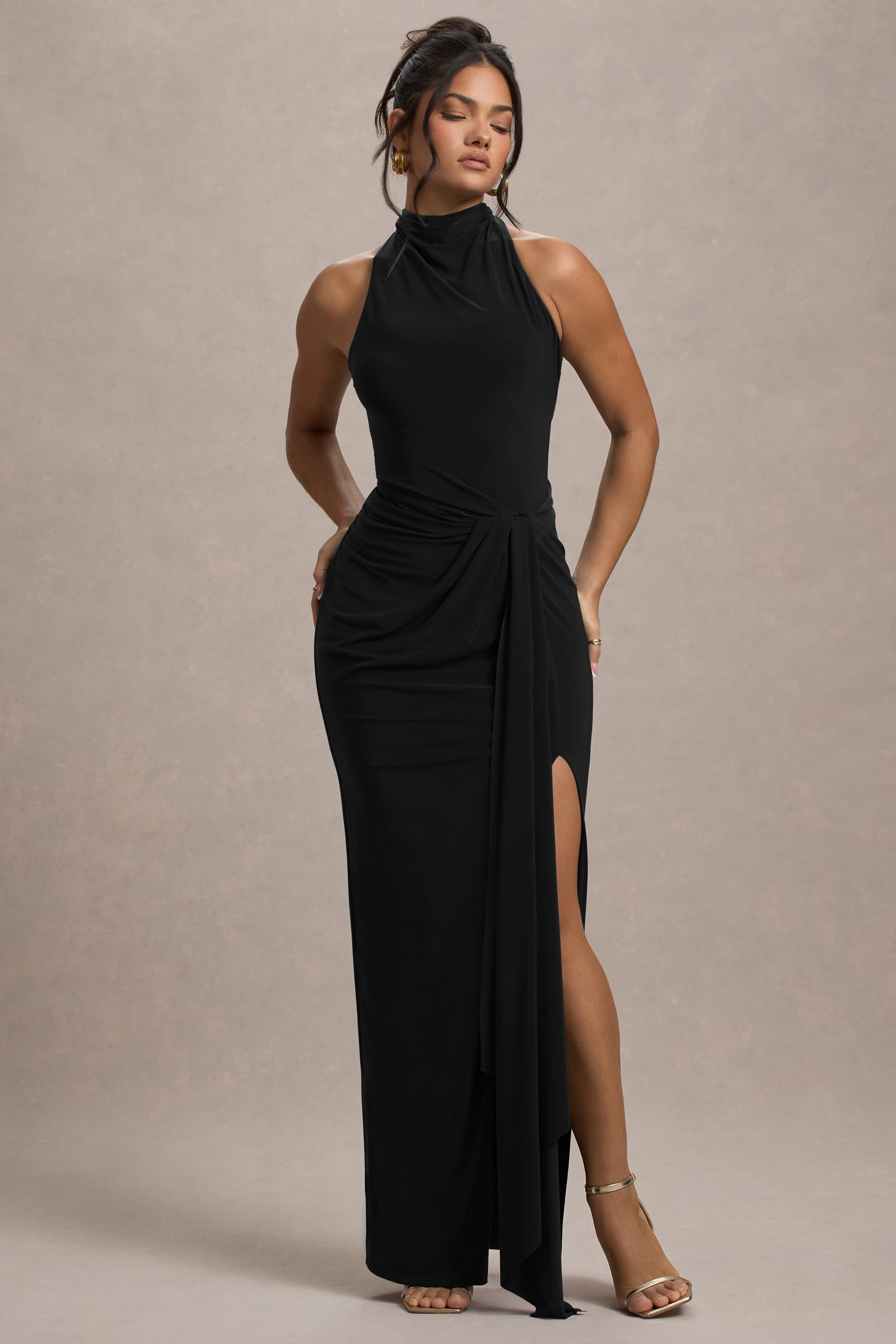 Khari | Schwarzes Maxikleid mit hohem Kragen, gedrehtem Design und Drapierung
