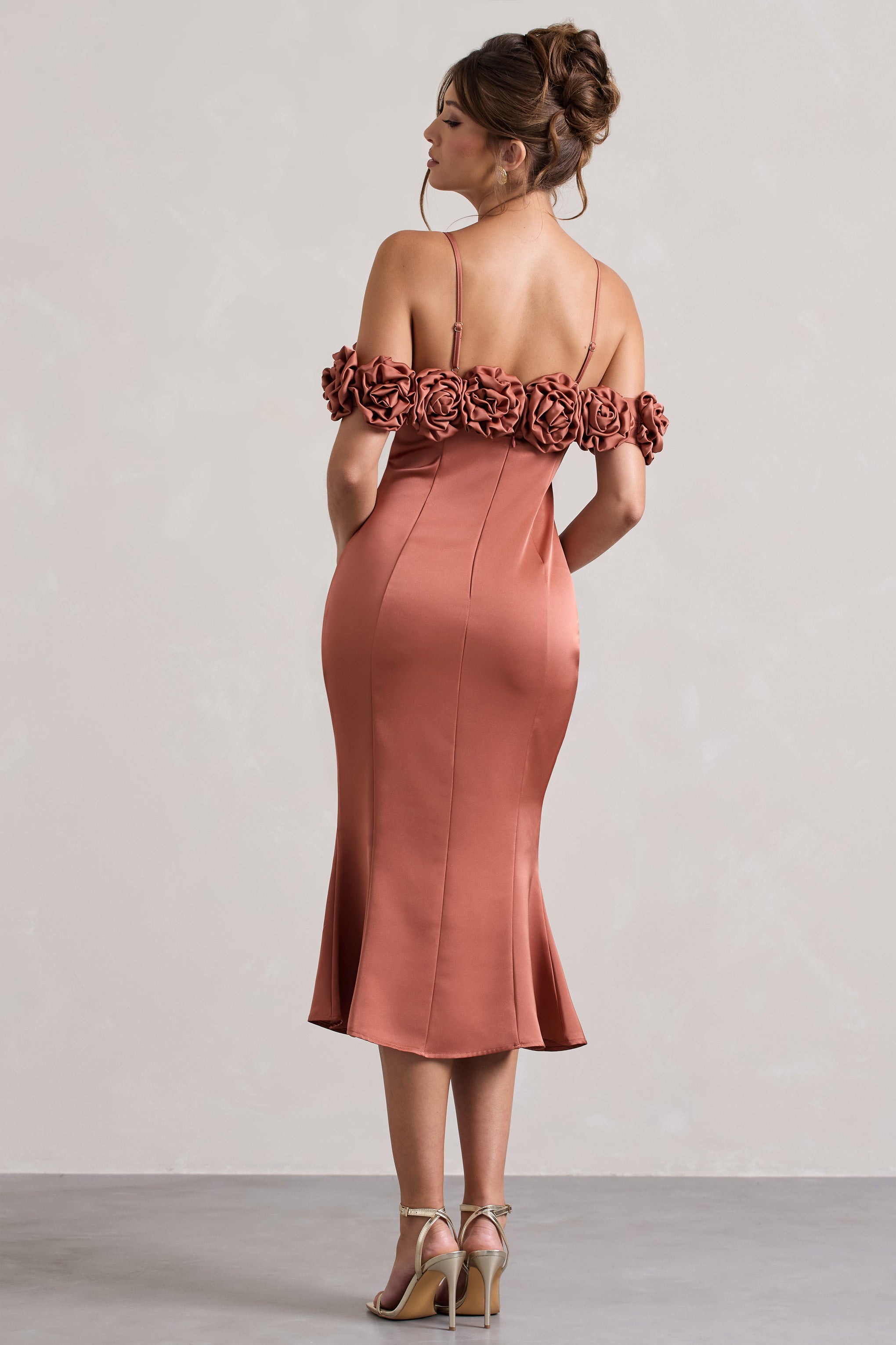 Petunia | Rostfarbenes Satin-Bardot-Midikleid mit Blumenmuster