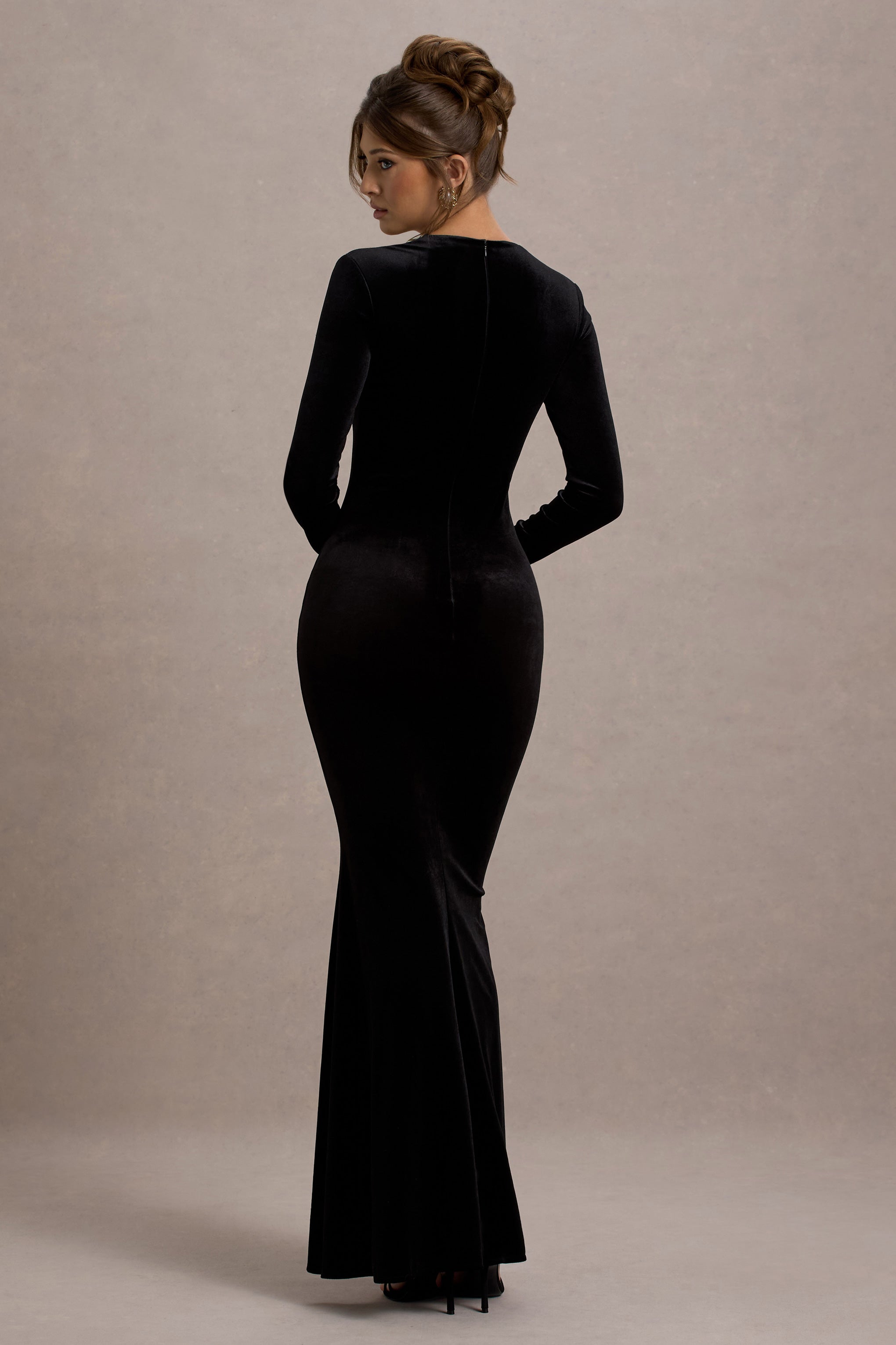 Morana | Schwarzes Samt-Maxikleid mit quadratischem Ausschnitt und langen Ärmeln