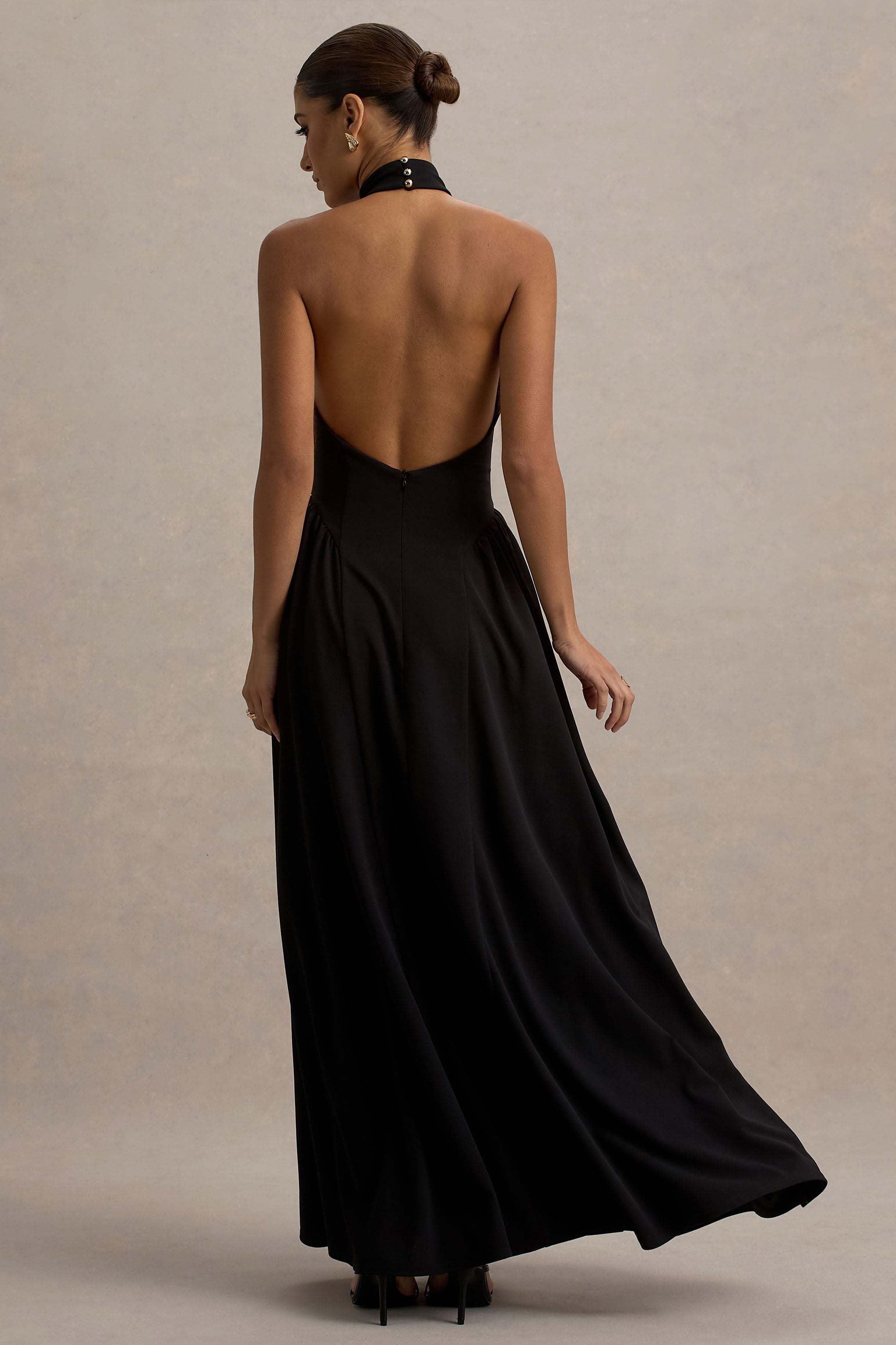 Cynthia | Schwarzes Maxikleid mit hohem Ausschnitt und voluminösem Rock