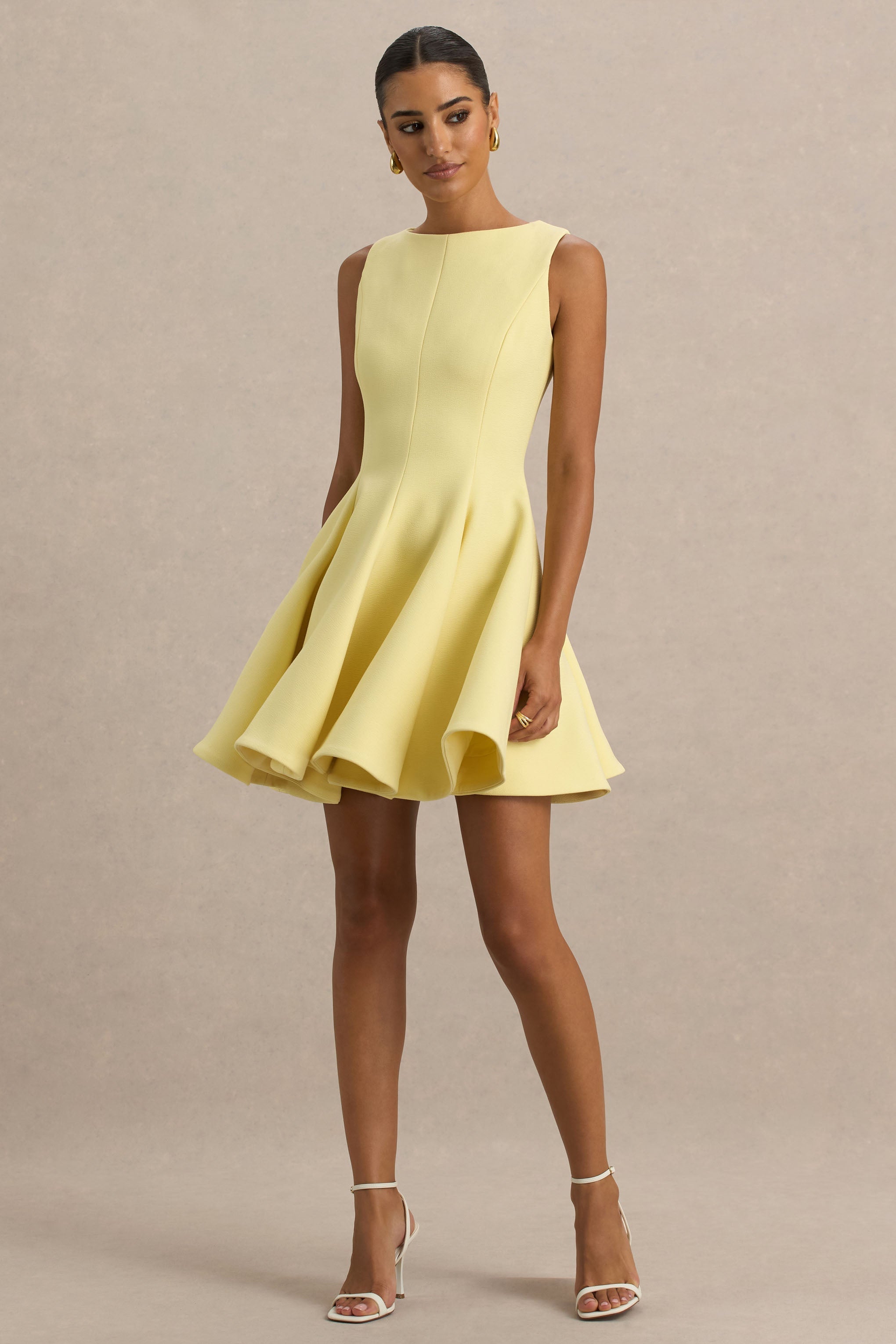Gabrielle | Zitronenfarbenes Minikleid mit hohem Kragen und Rüschendetail
