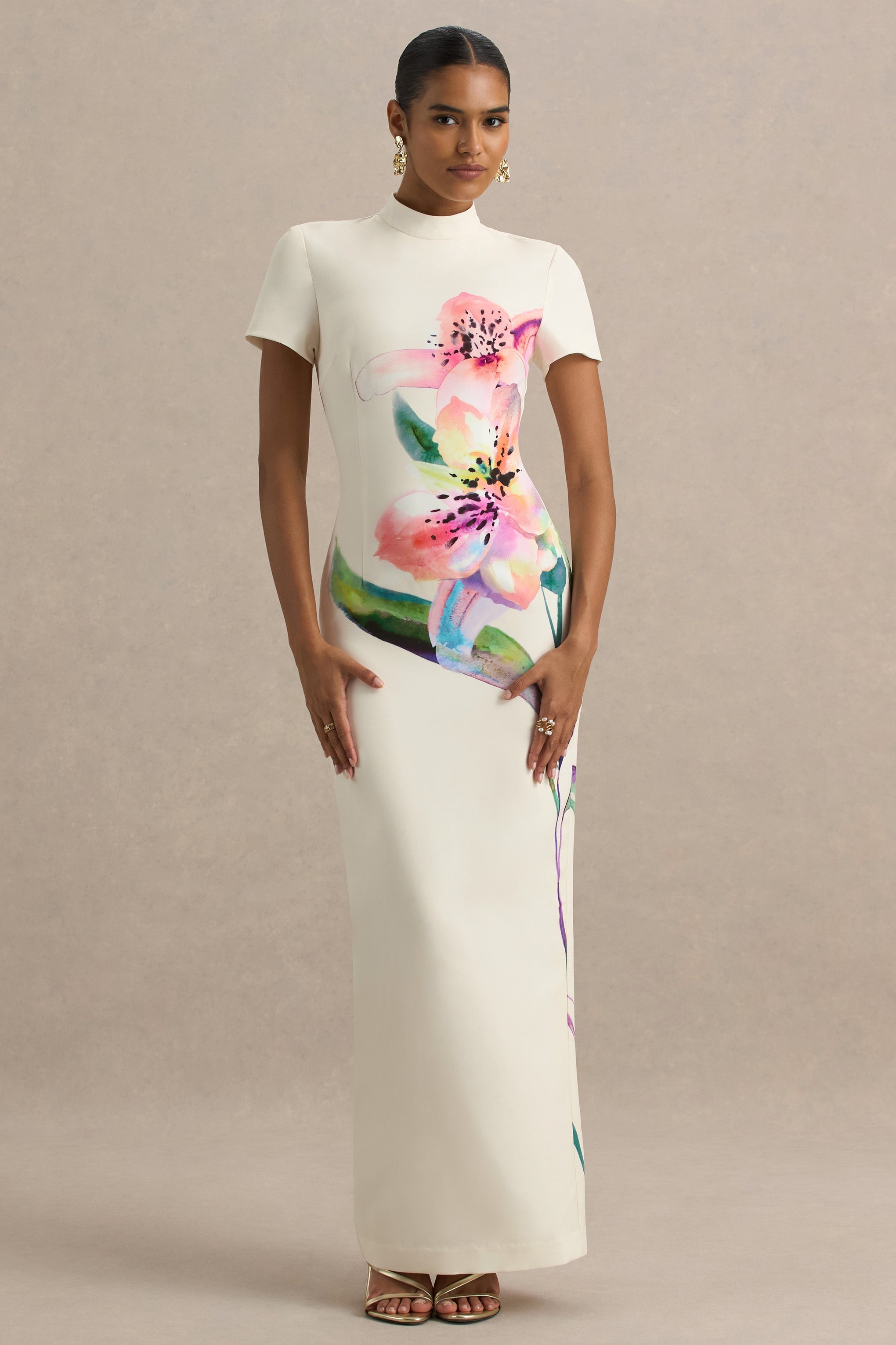 Hessie | Weißes Maxikleid mit hohem Kragen und Lilienprint