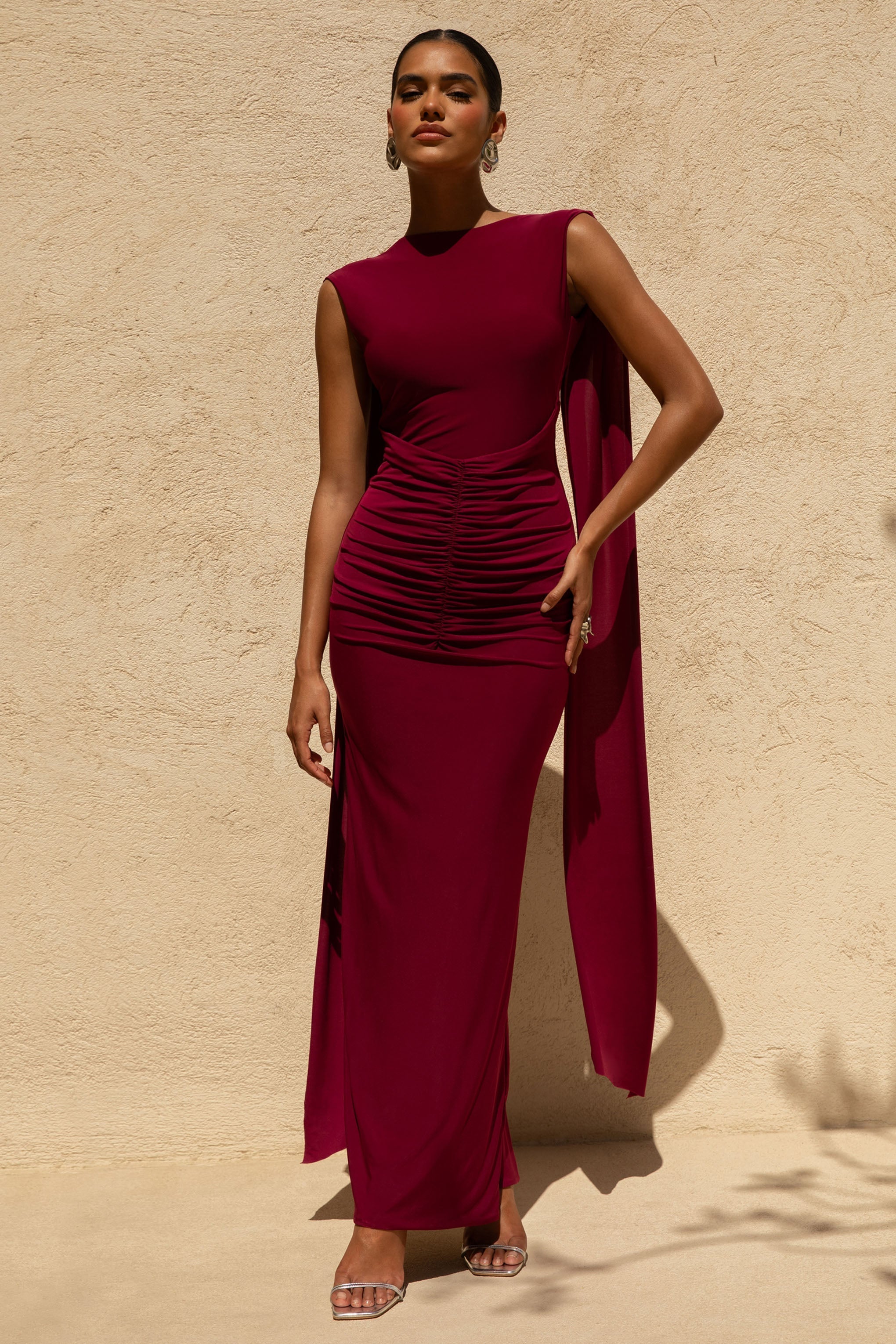 Saige | Bordeauxfarbenes Maxikleid mit gerafften und kurzen Ärmeln.