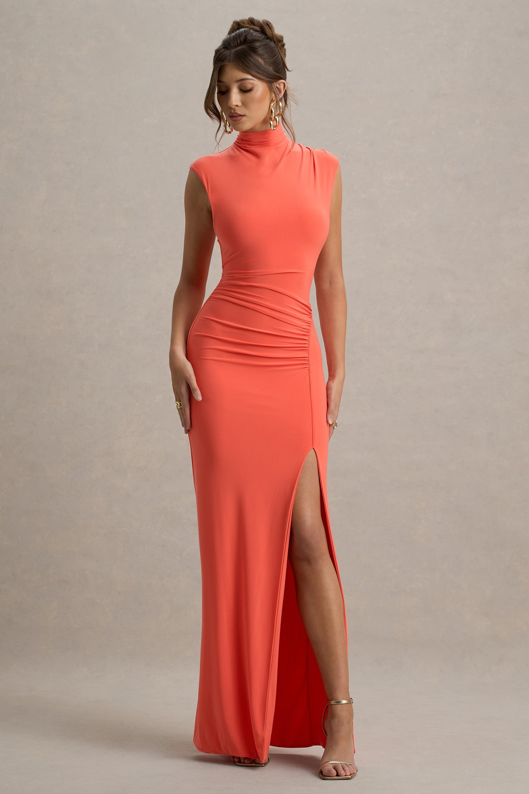 Lanetta | Korallenfarbenes, gerafftes Maxikleid mit hohem Kragen und Schlitz.