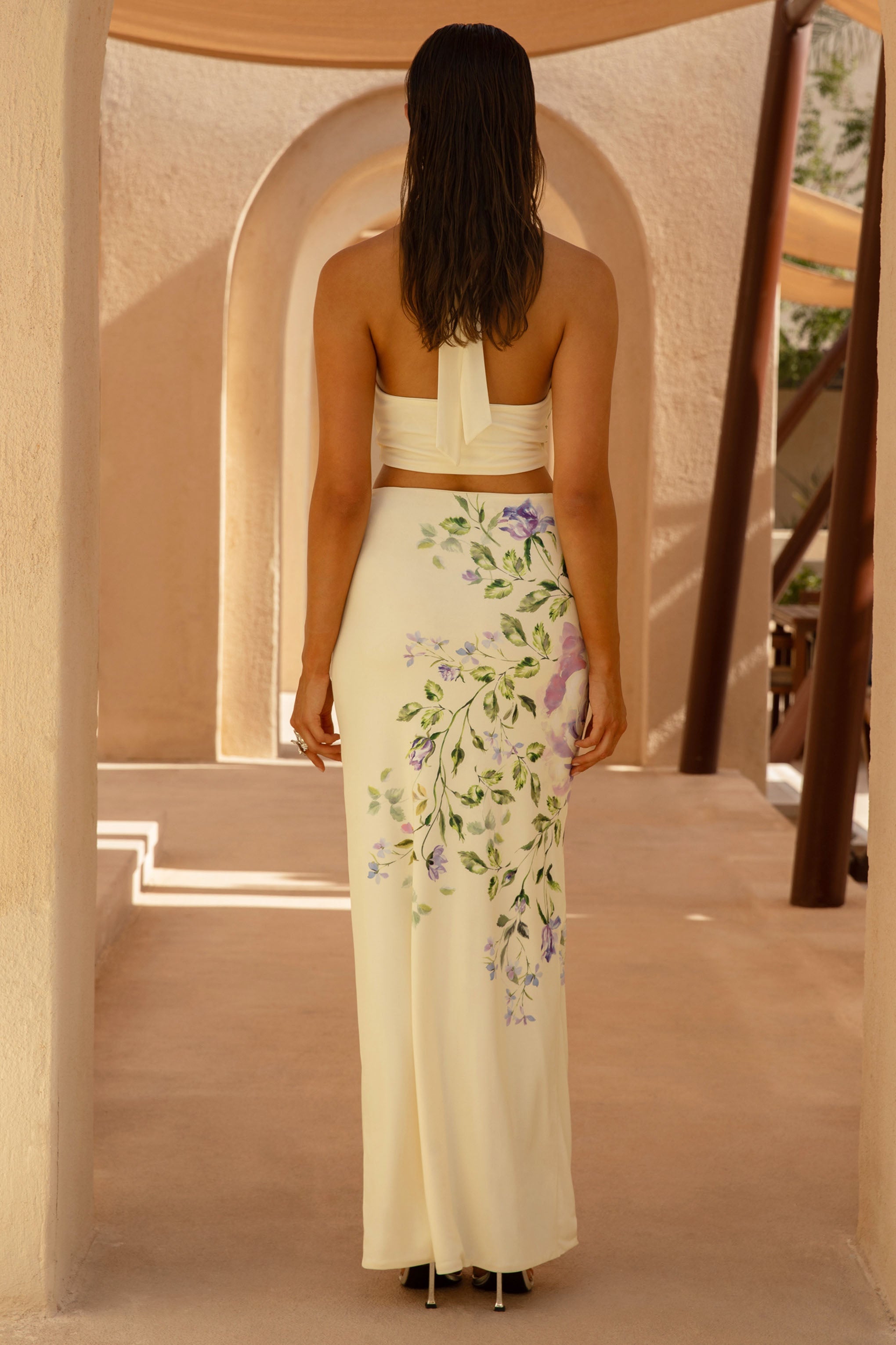 Stassi | Fliederfarbener Maxirock mit Blumenmuster, Raffung und hohem Schlitz vorne.