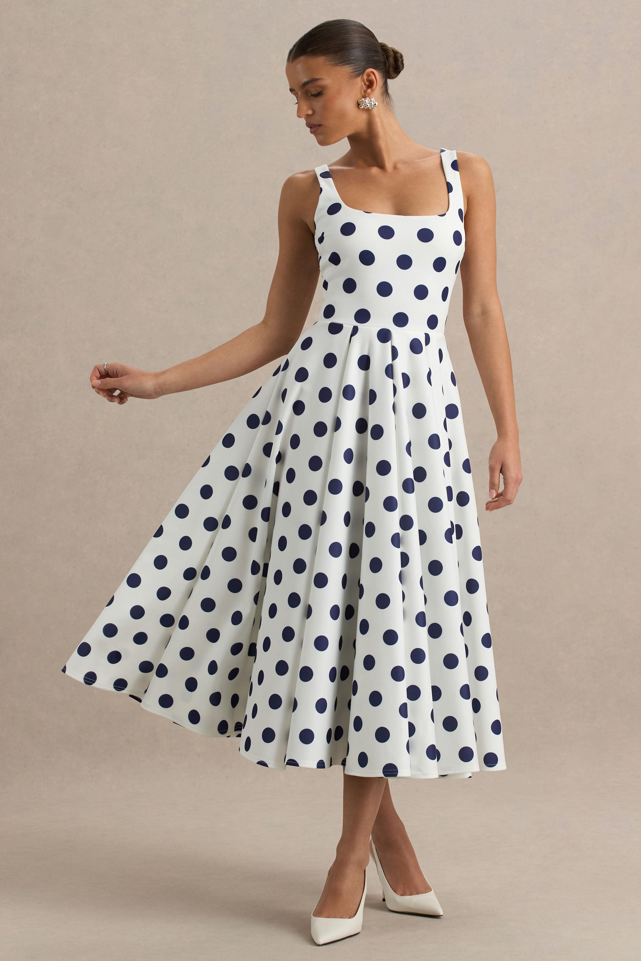 Berta | Weiß-blaues Midikleid mit Polka-Dots und eckigem Ausschnitt