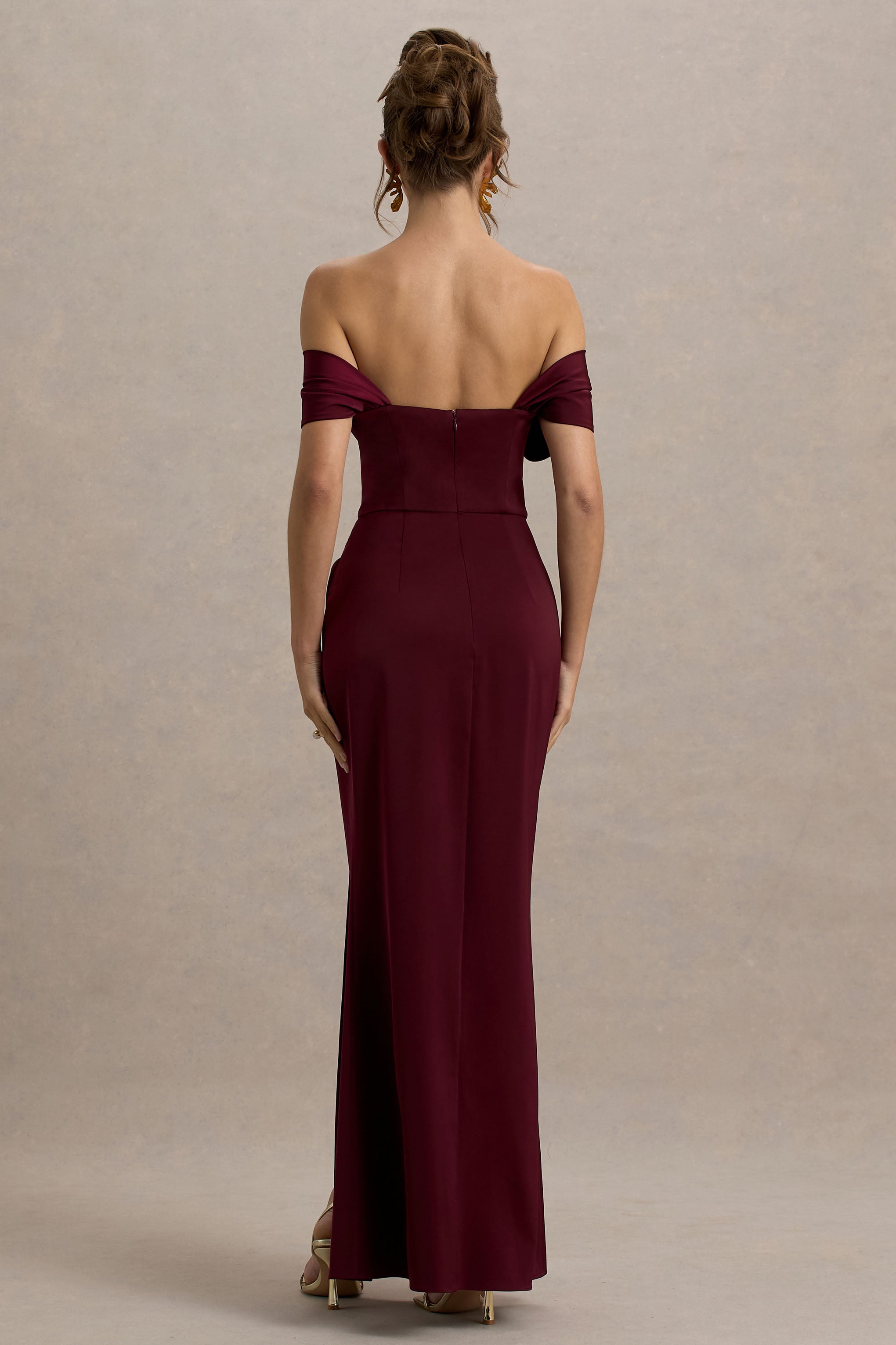 Annie | Bordeauxfarbenes Satin-Bardot-Maxikleid mit Wickelrock und Seitenschlitz