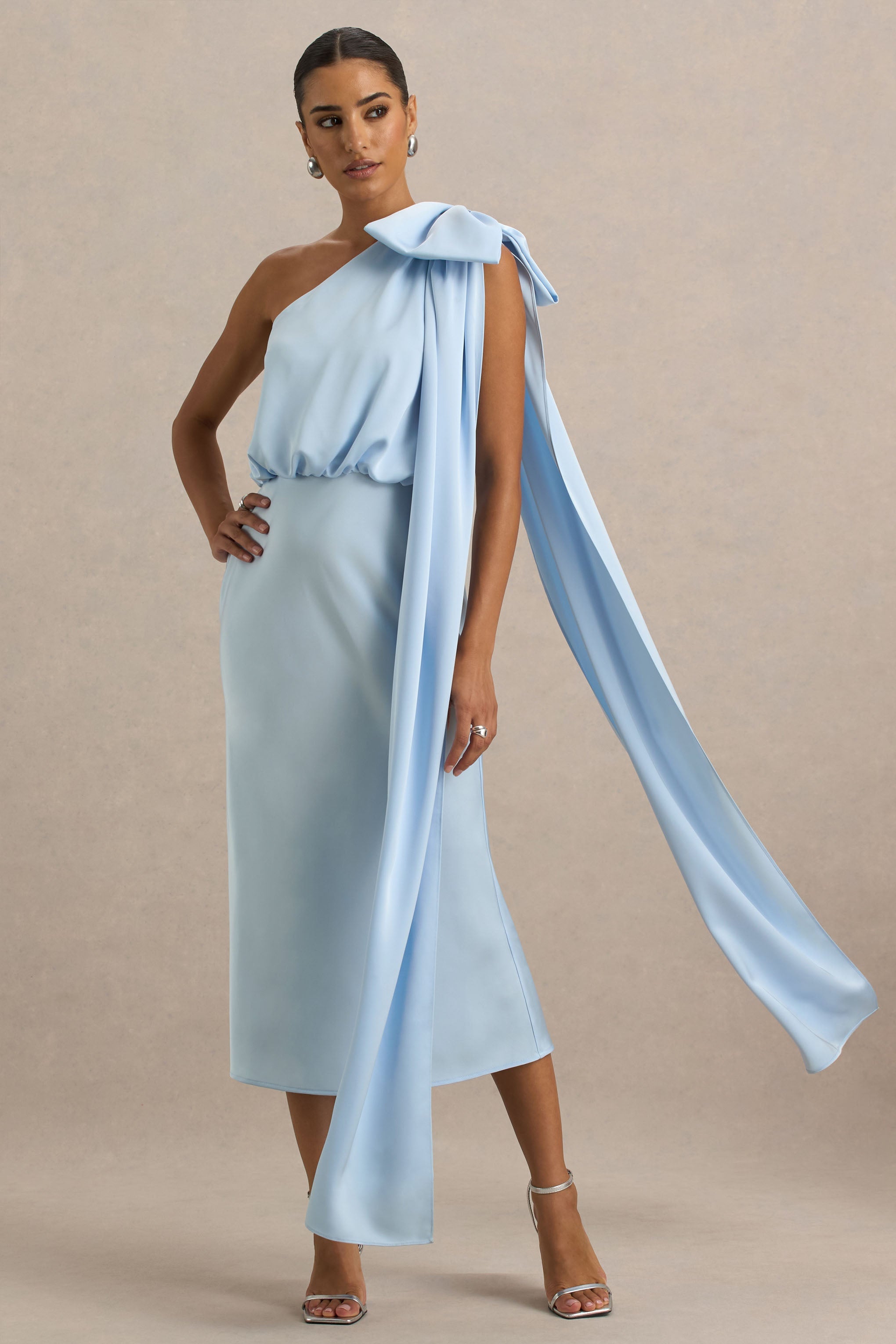 Celestia | Asymmetrisches Midikleid in Puderblau mit Cape-Detail
