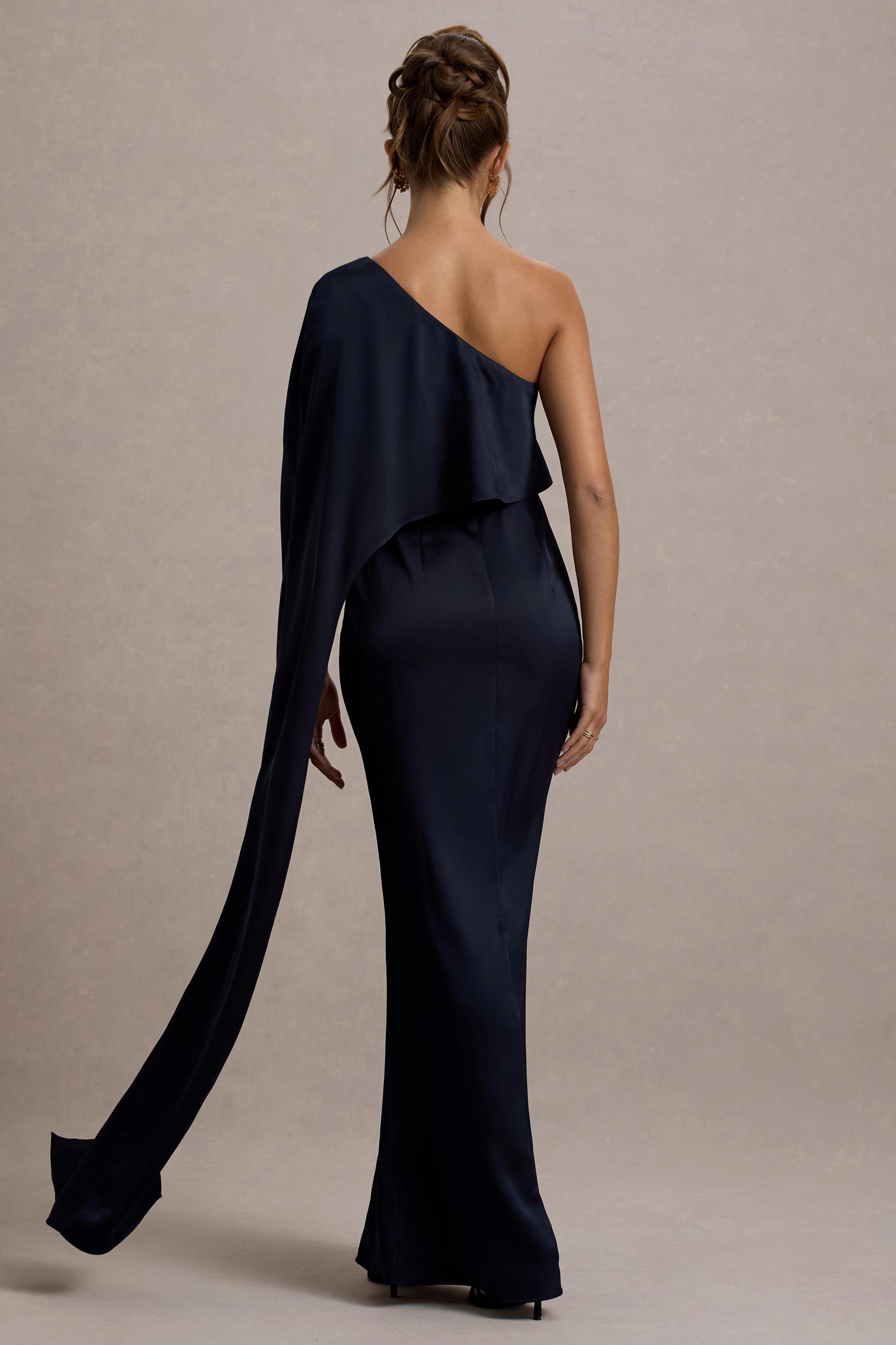 Amora | Marineblaues Satin-Maxikleid mit asymmetrischen Cape-Ärmeln und Schlitz