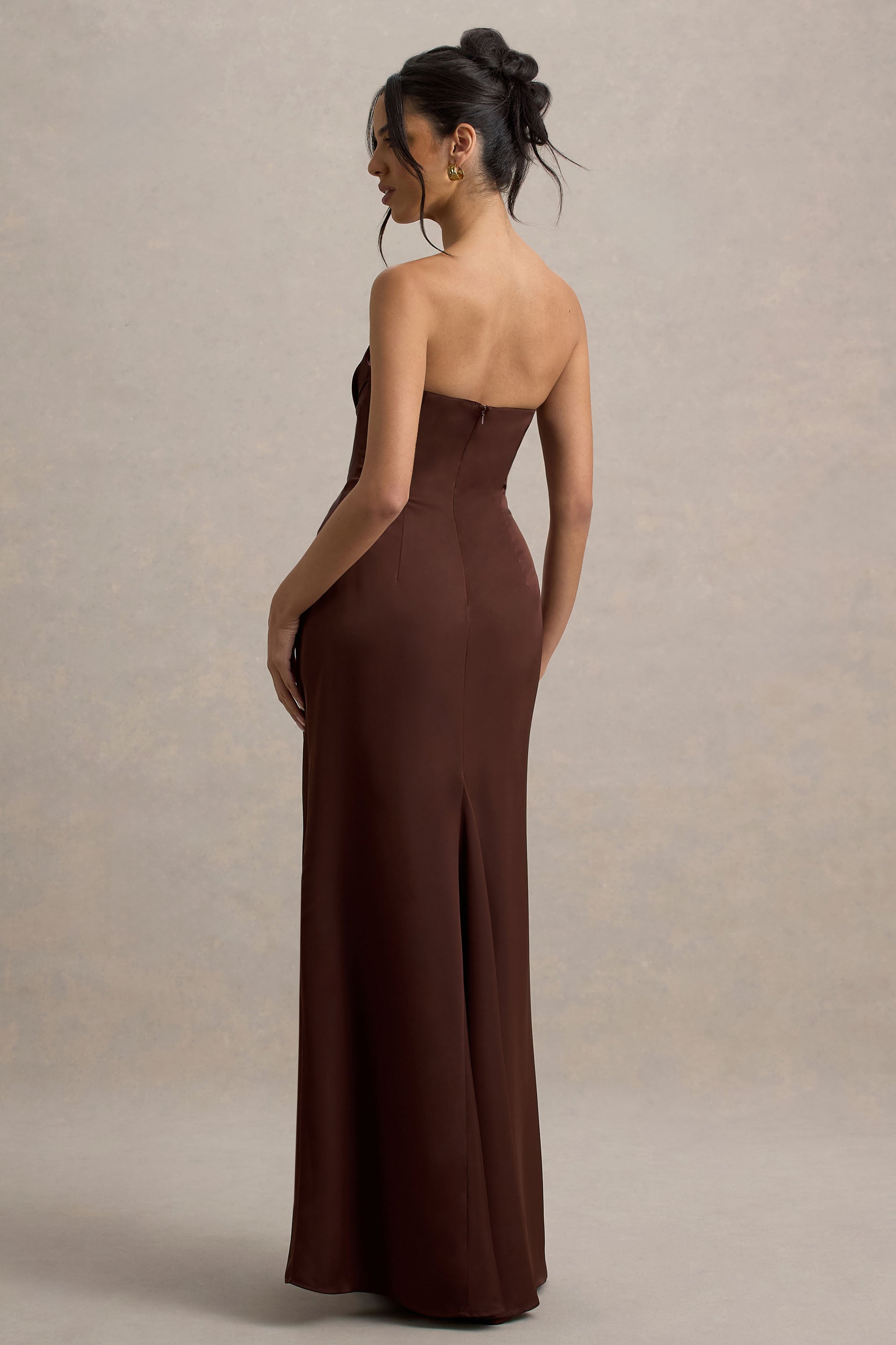 Mackenzie | Braunes Satinkleid mit tiefem Ausschnitt und drapiertem Maxi-Design