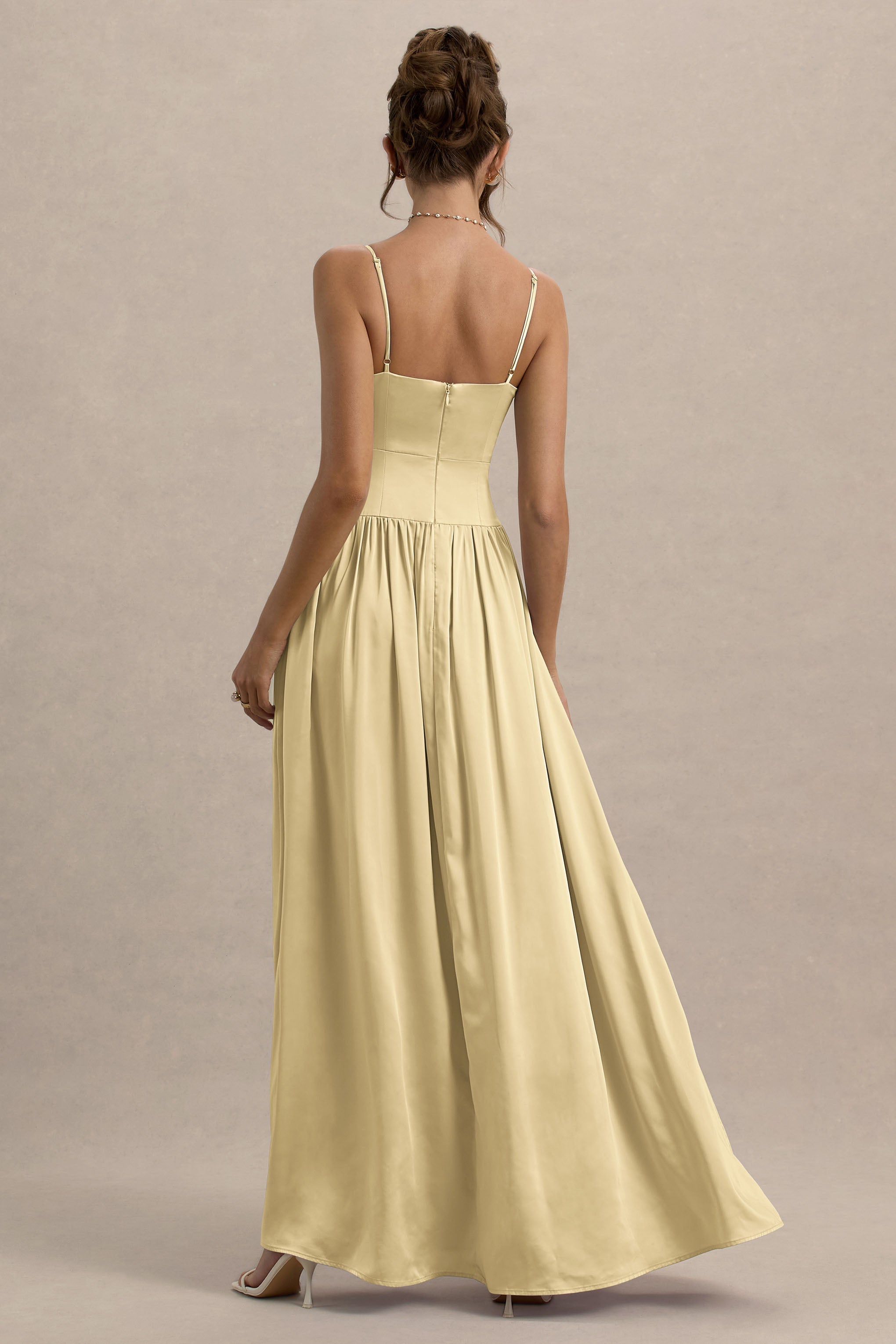 Jonas | Zitronengelbes Maxikleid mit tiefem Ausschnitt und Spaghettiträgern.