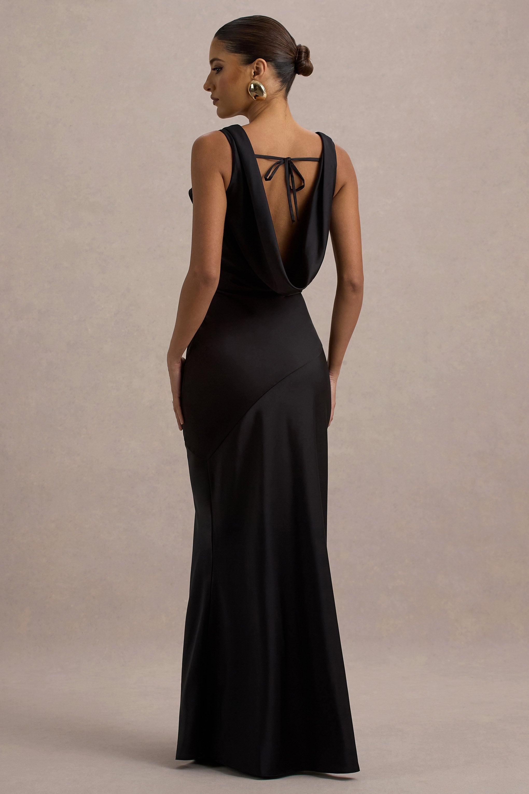 Alesso | Schwarzes Satin-Maxikleid mit Wasserfallausschnitt