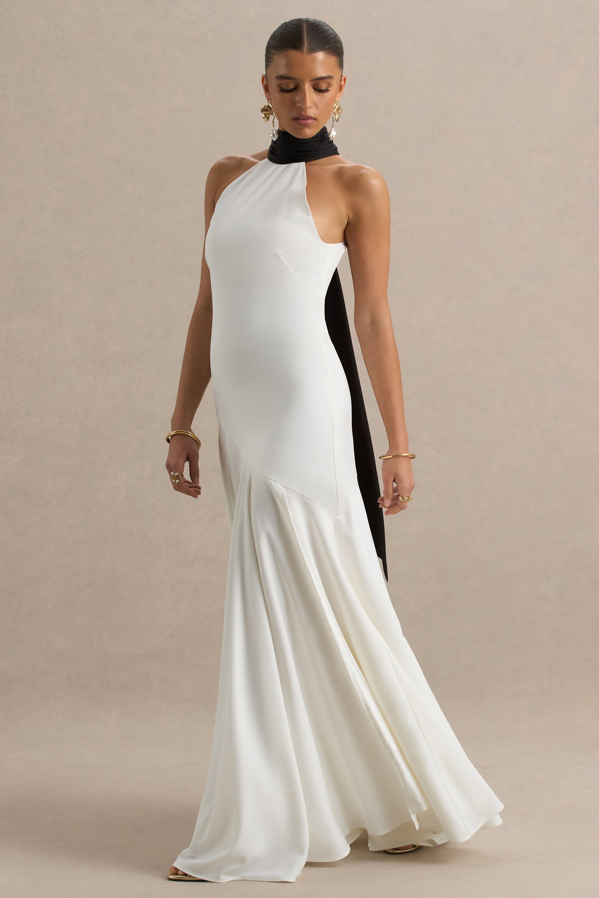 Luscious | Weiß-Schwarzes Maxikleid mit hohem Ausschnitt, Taillenabfall und Schleifendetail