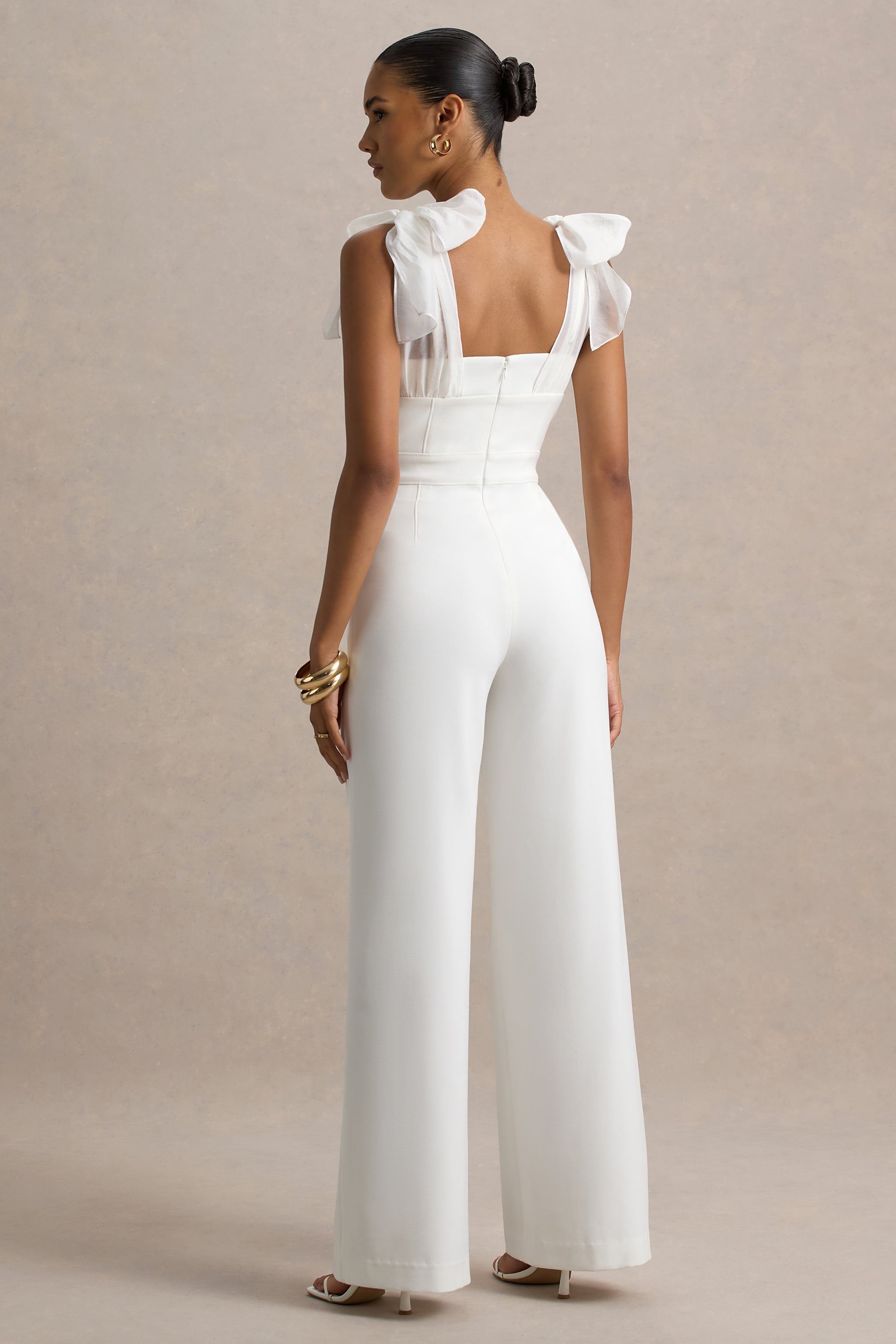 Claudelle | Weißer Jumpsuit mit ausgestelltem Bein und Organza-Schleifen-Trägern