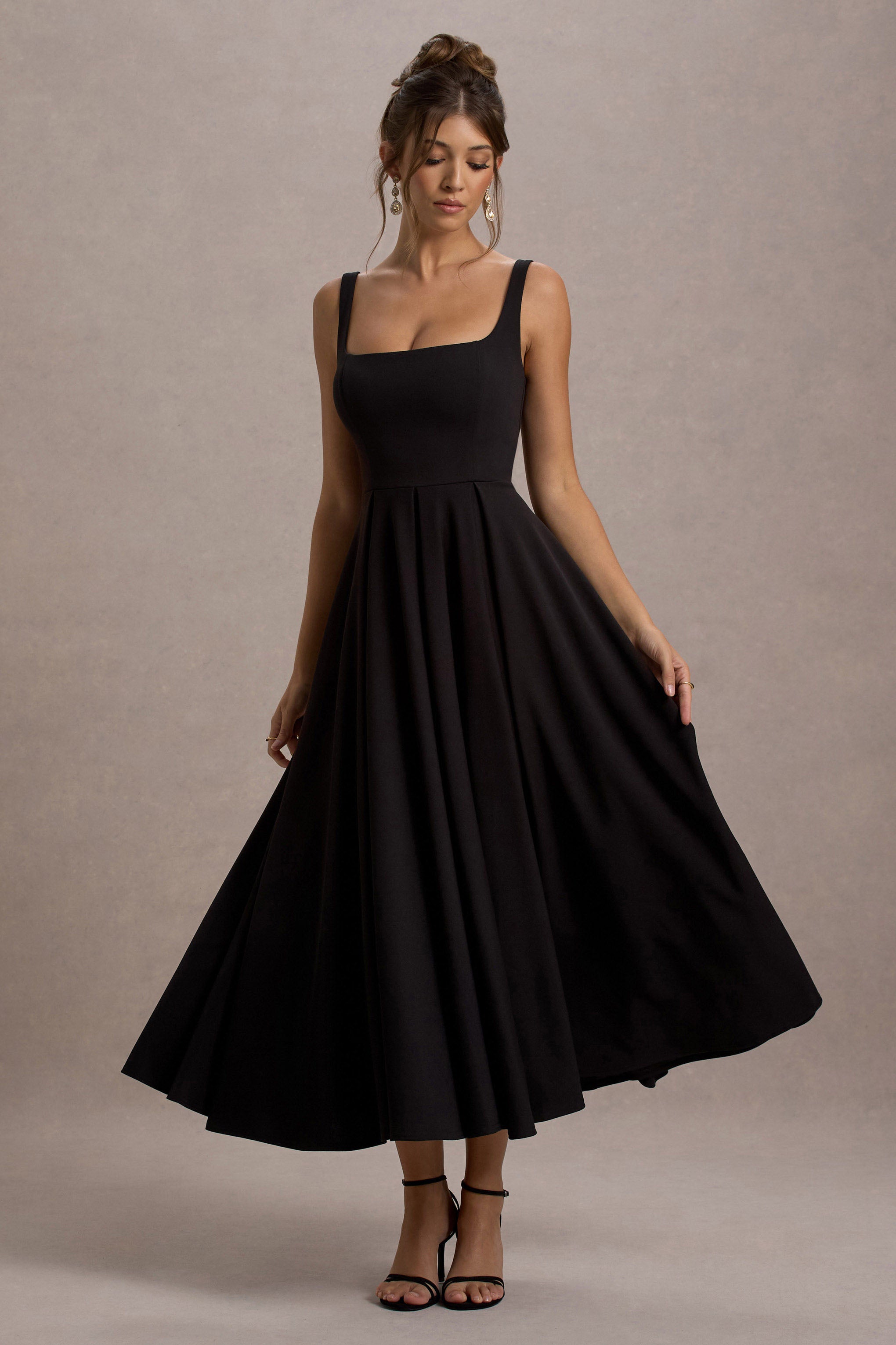 Parina | Schwarzes Midikleid mit Trägern und Volantsaum