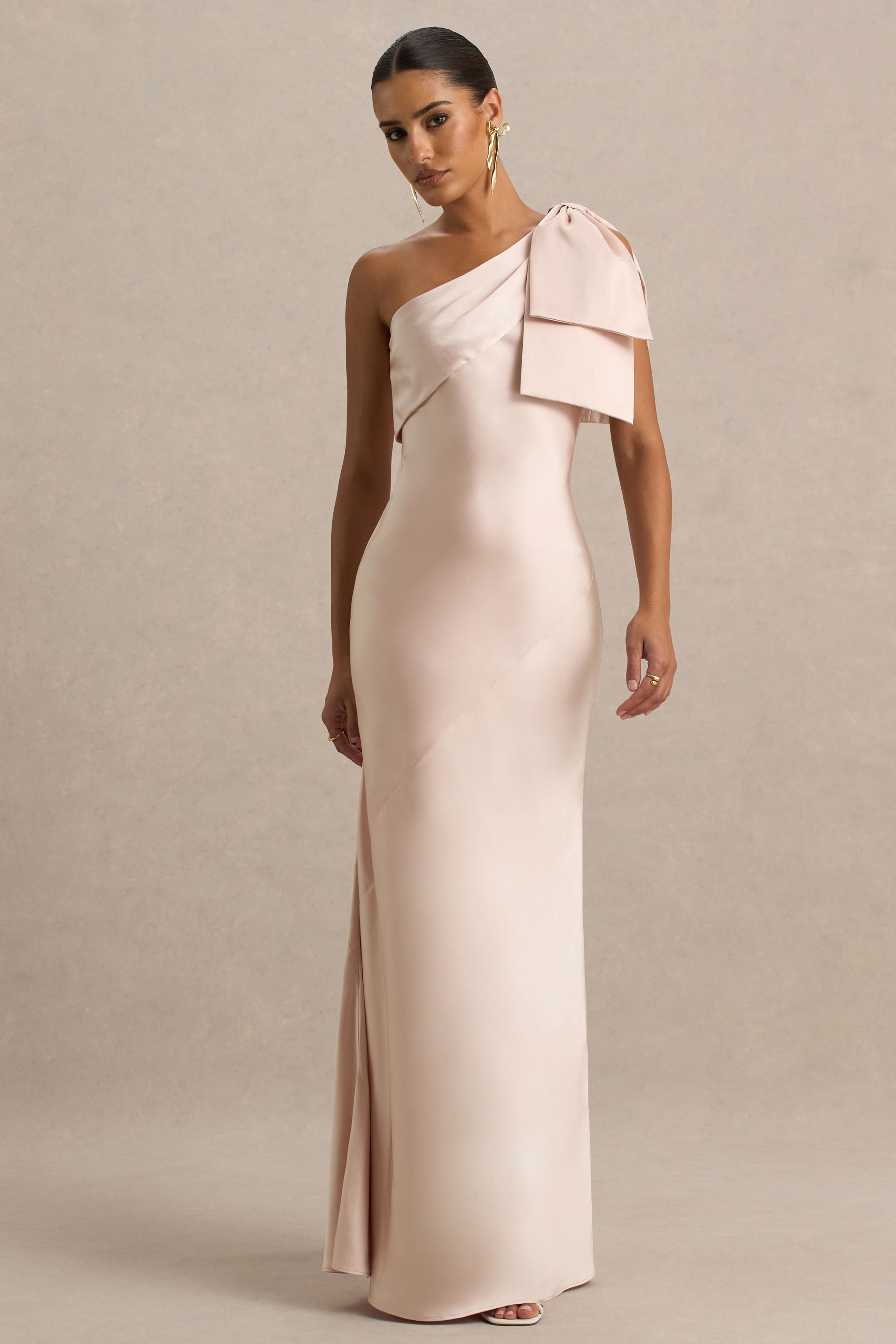 Valerie | Zartrosafarbenes Maxikleid aus Satin mit asymmetrischem Ausschnitt und Schleifendetail