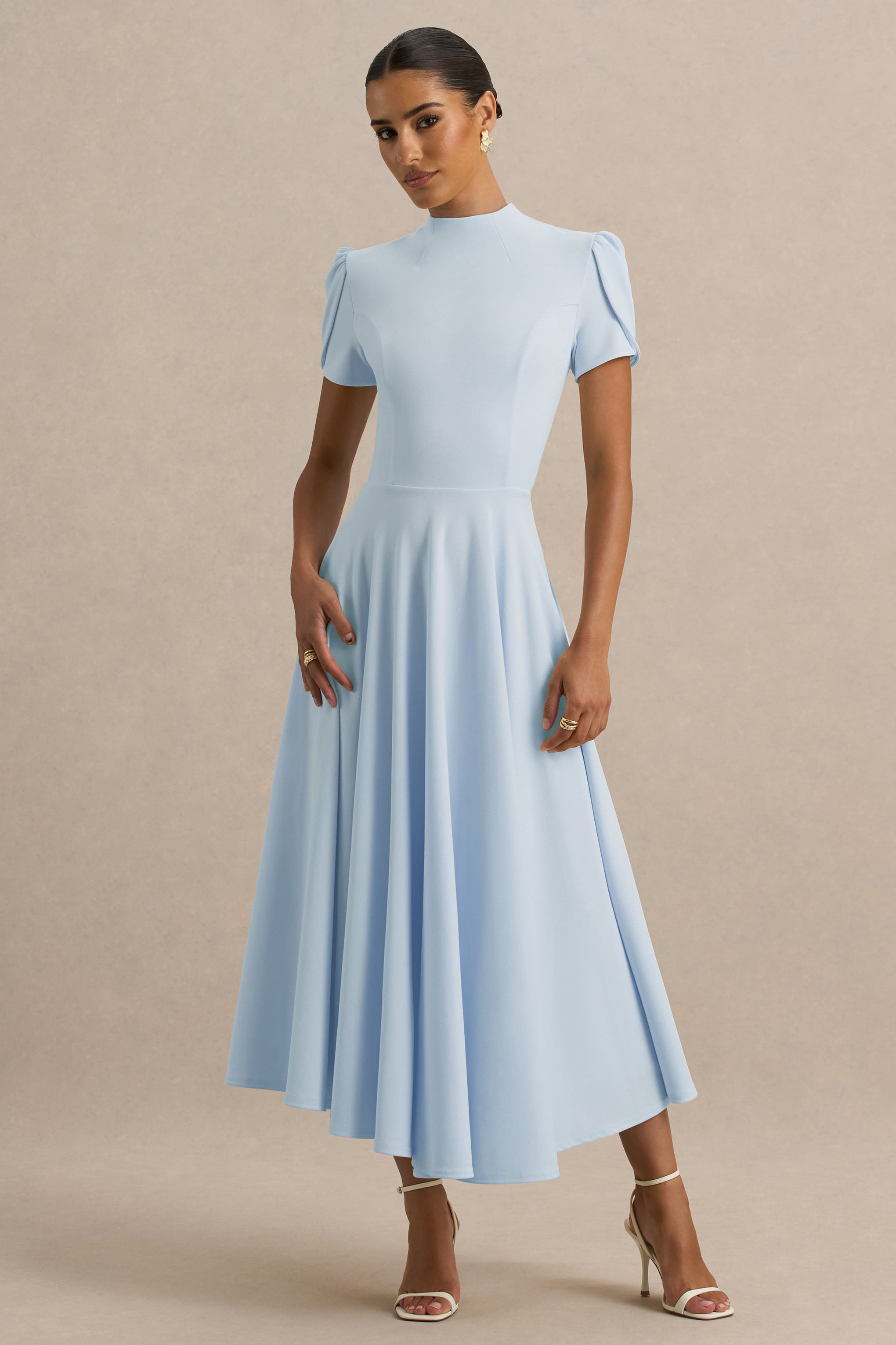 Vicky | Puderblaues Midikleid mit hohem Kragen und Puffärmeln.