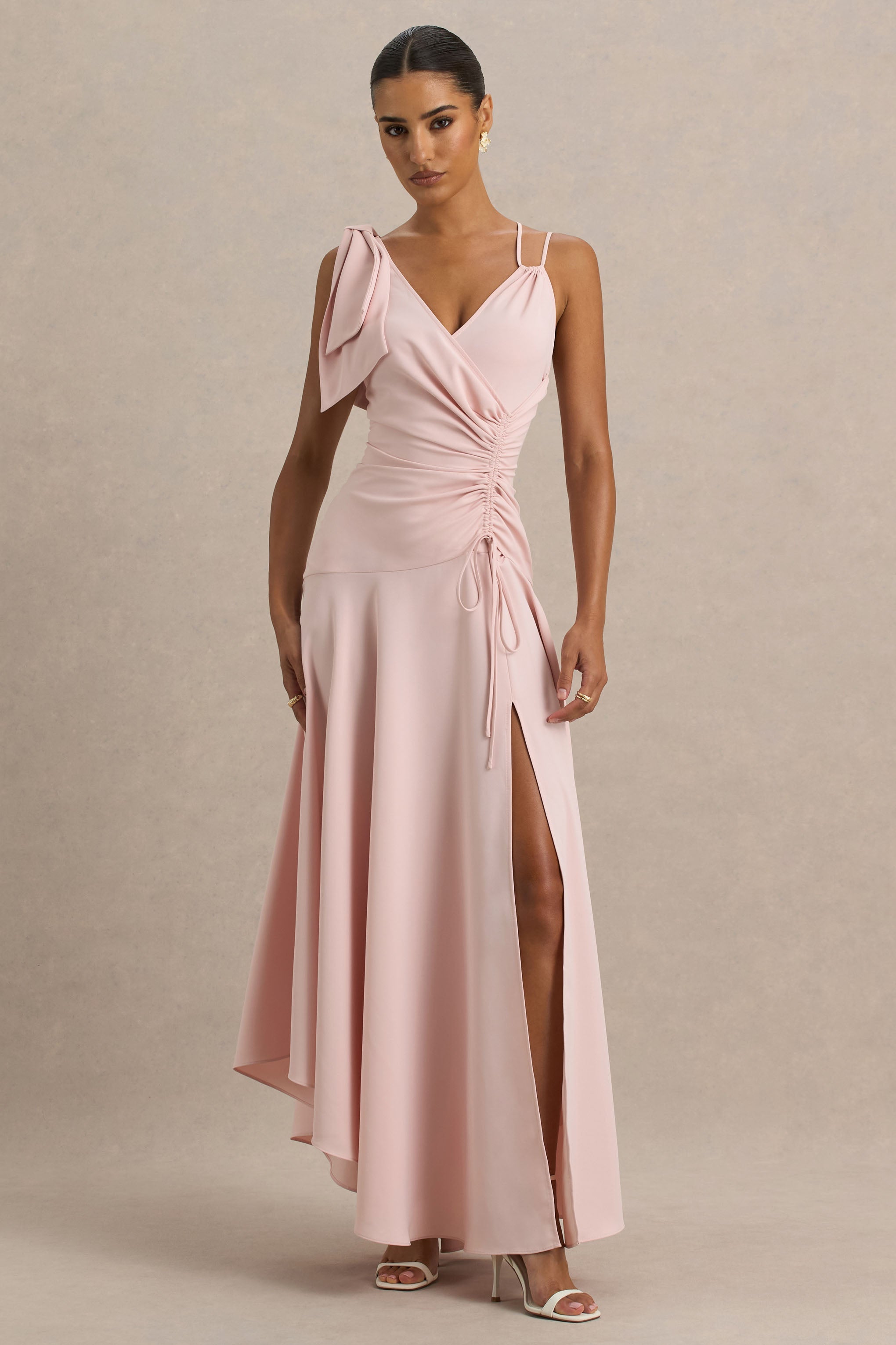 Julieta | Babyrosa Maxikleid mit asymmetrischem Ausschnitt, Raffung und hohem Frontschlitz.
