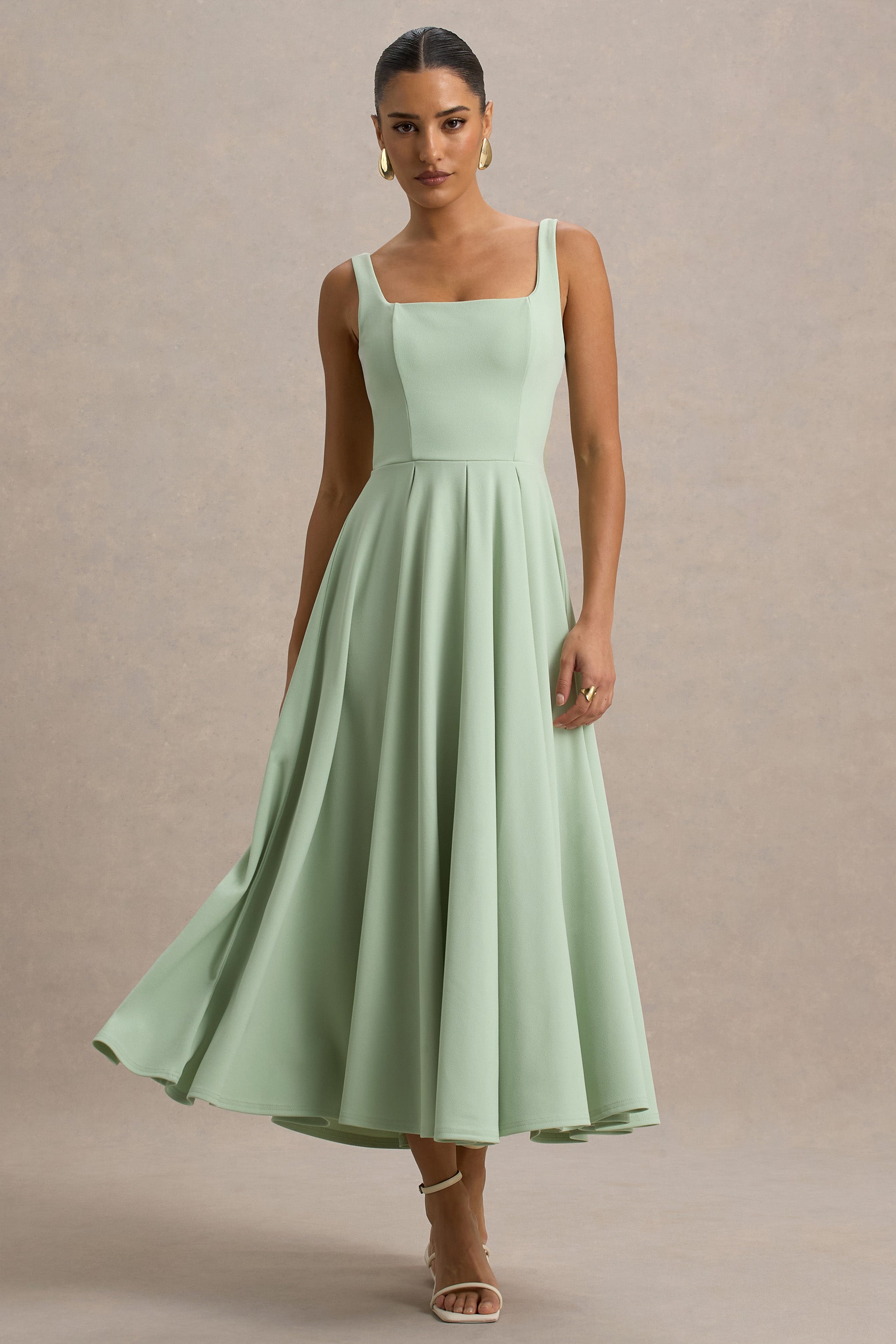 Parina | Hellgrünes Midikleid mit Trägern und Volantsaum