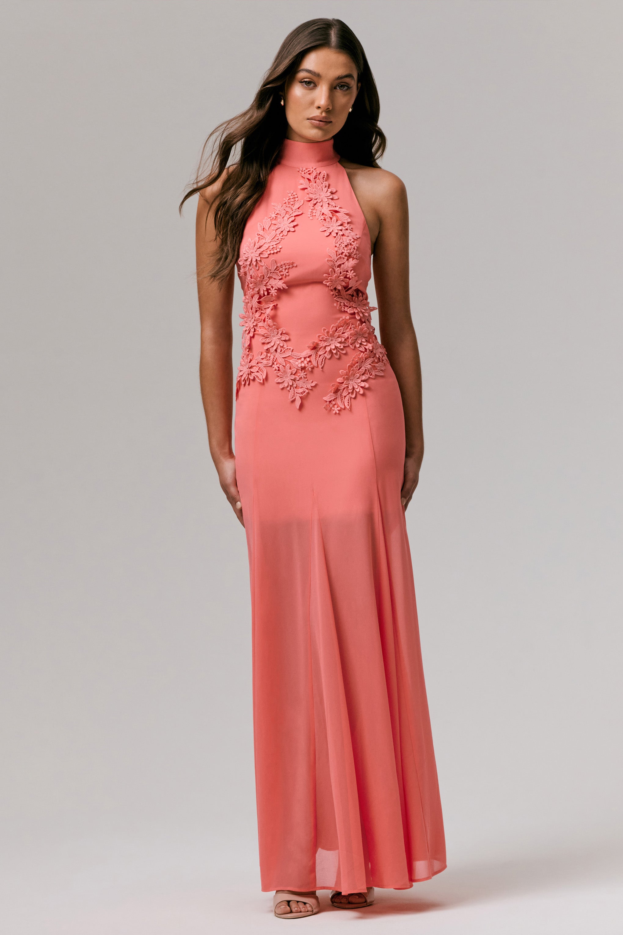 Just Like Magic | Korallenrotes Maxikleid mit hohem Kragen und Spitzendetails