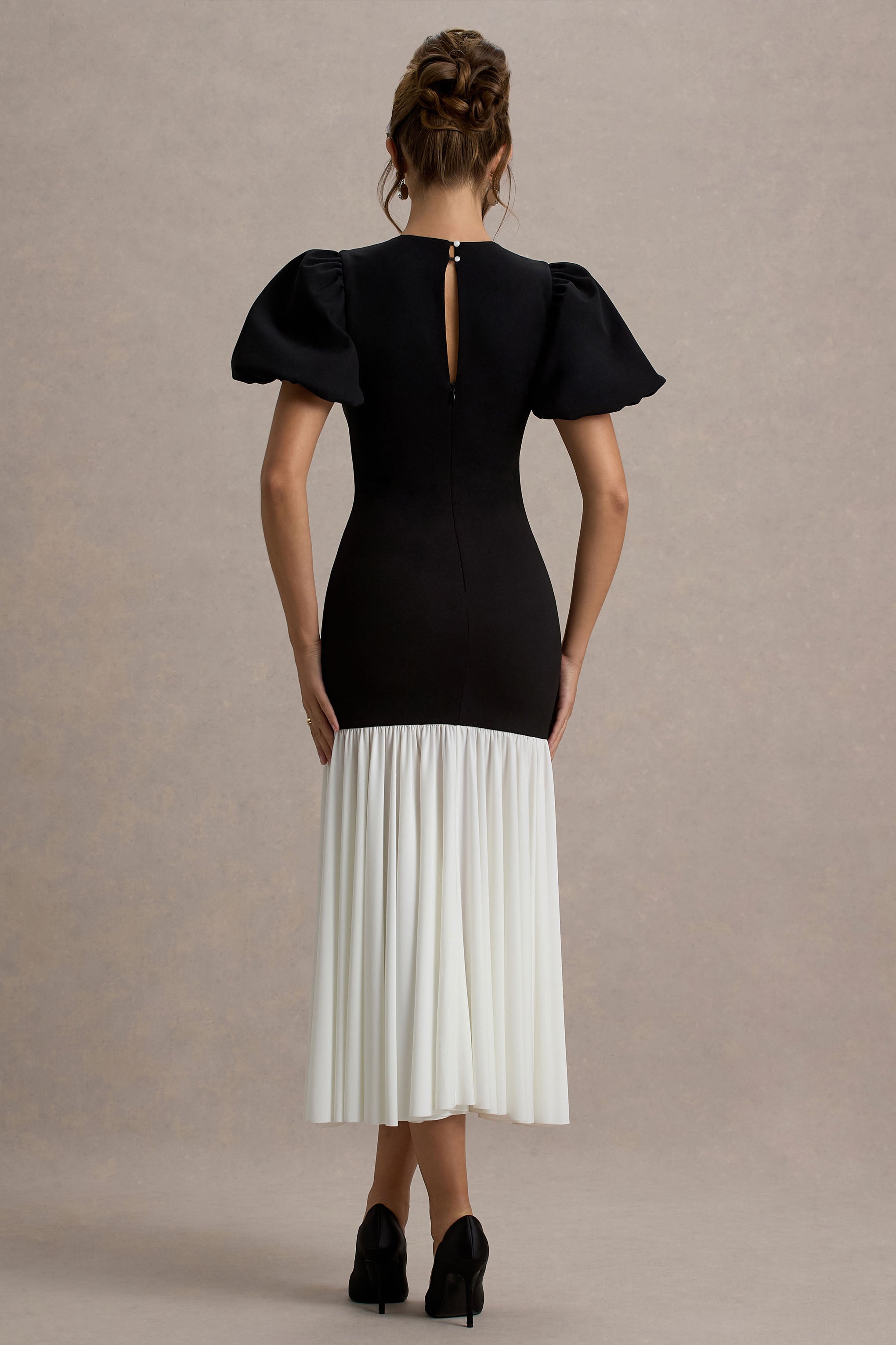 Cinzia | Schwarz-weißes Midikleid mit Puffärmeln und voluminösem Saum
