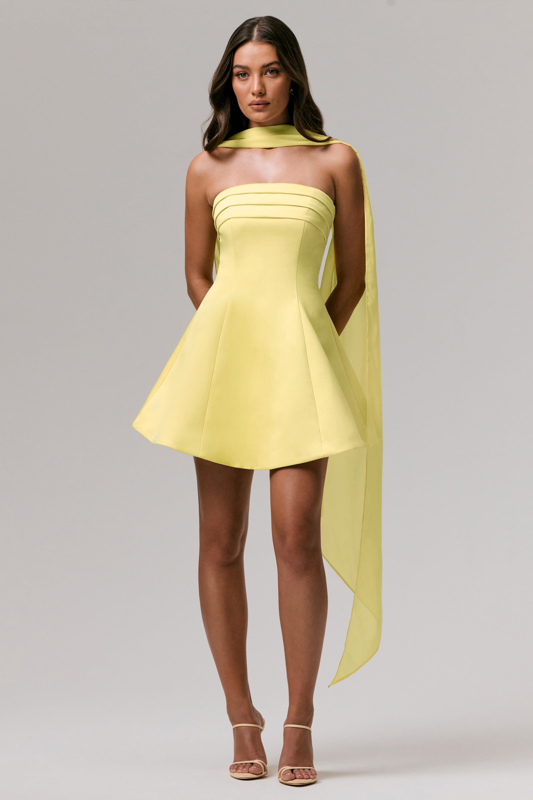 Love Me | Zitronengelbes Satin-Minikleid im Skater-Stil mit Chiffonschärpe