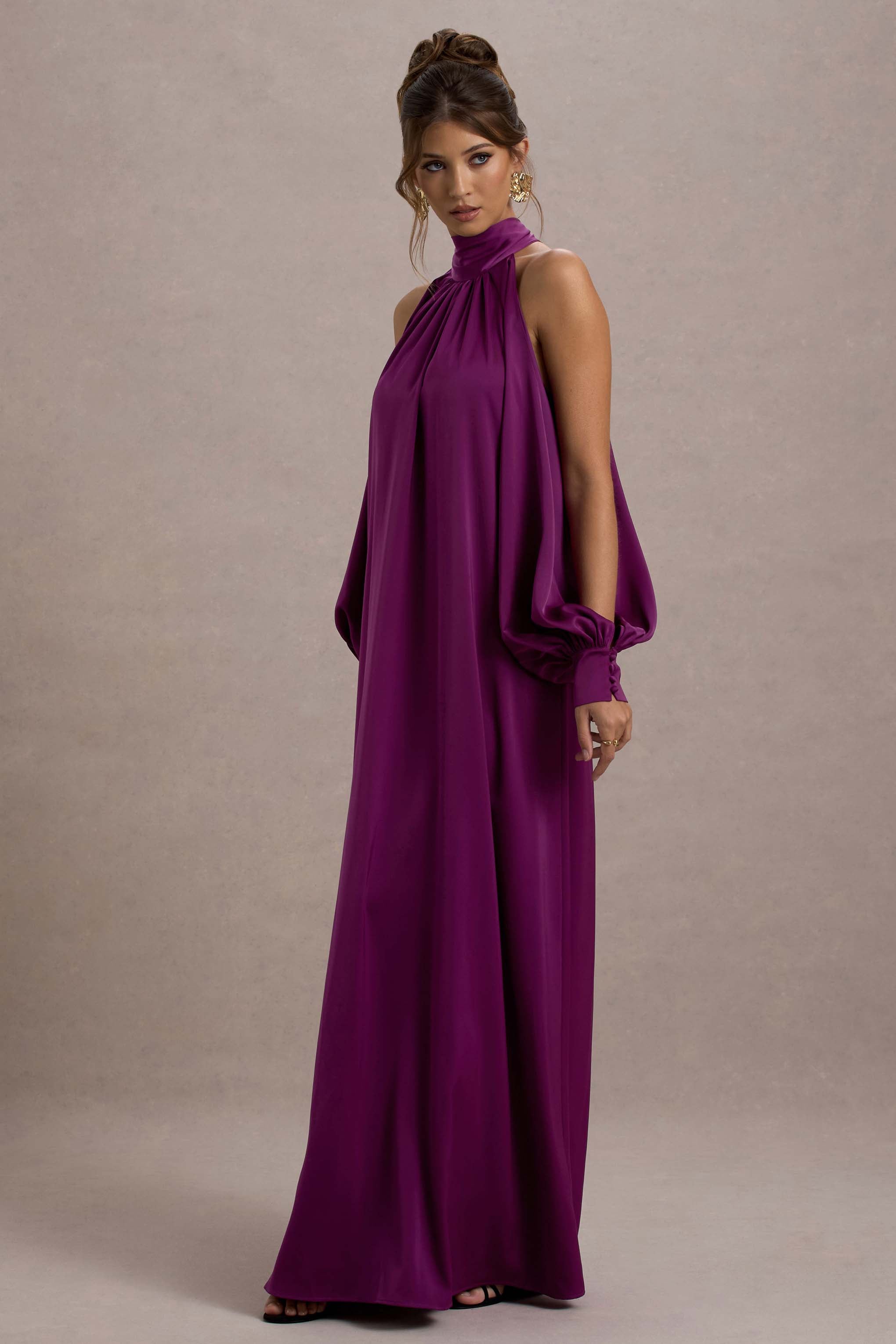 Baila | Mulberry Satin Maxikleid mit hohem Kragen und Cape-Ärmeln