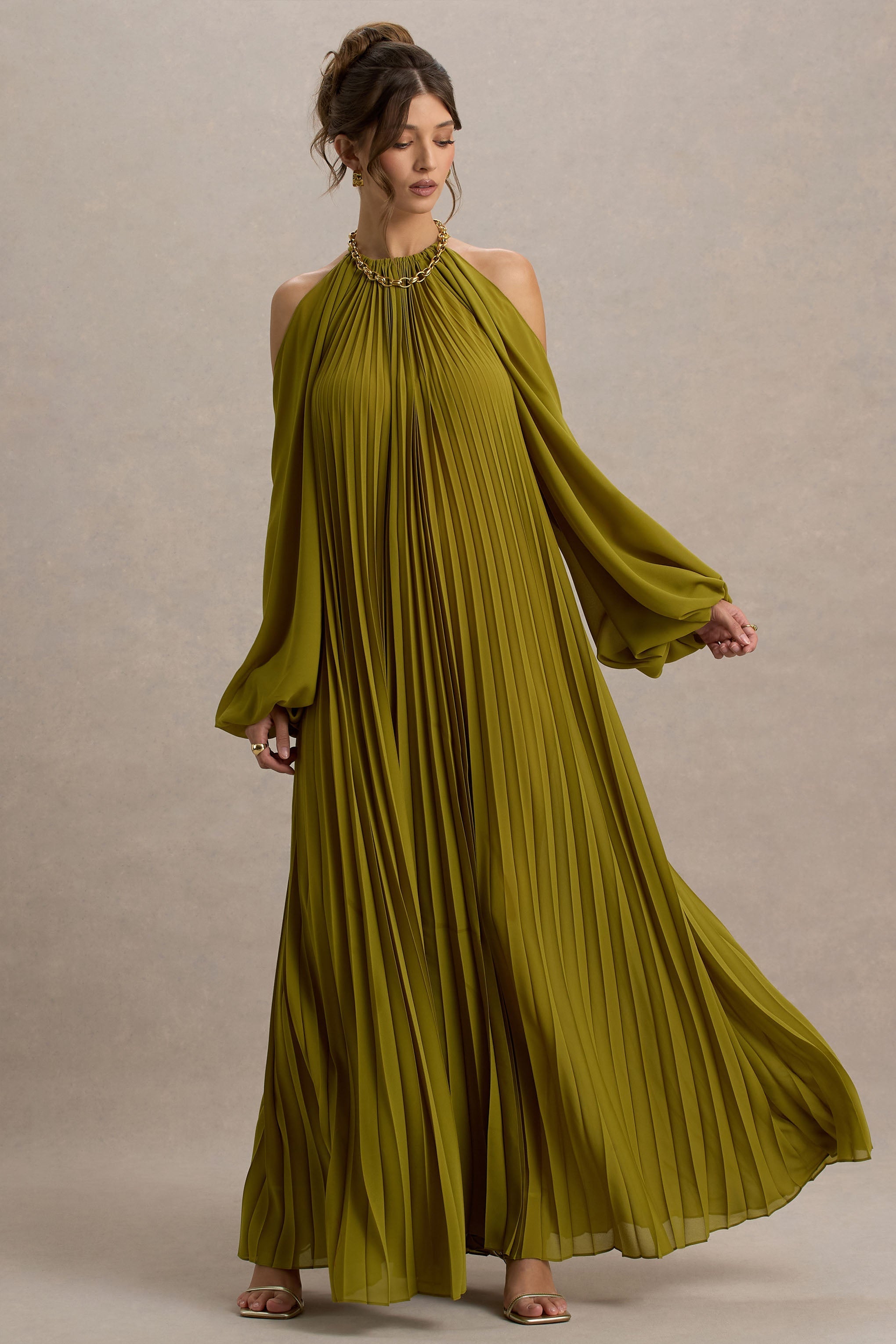 Reyna | Olivgrünes, plissiertes Chiffon-Maxikleid mit schulterfreiem Design