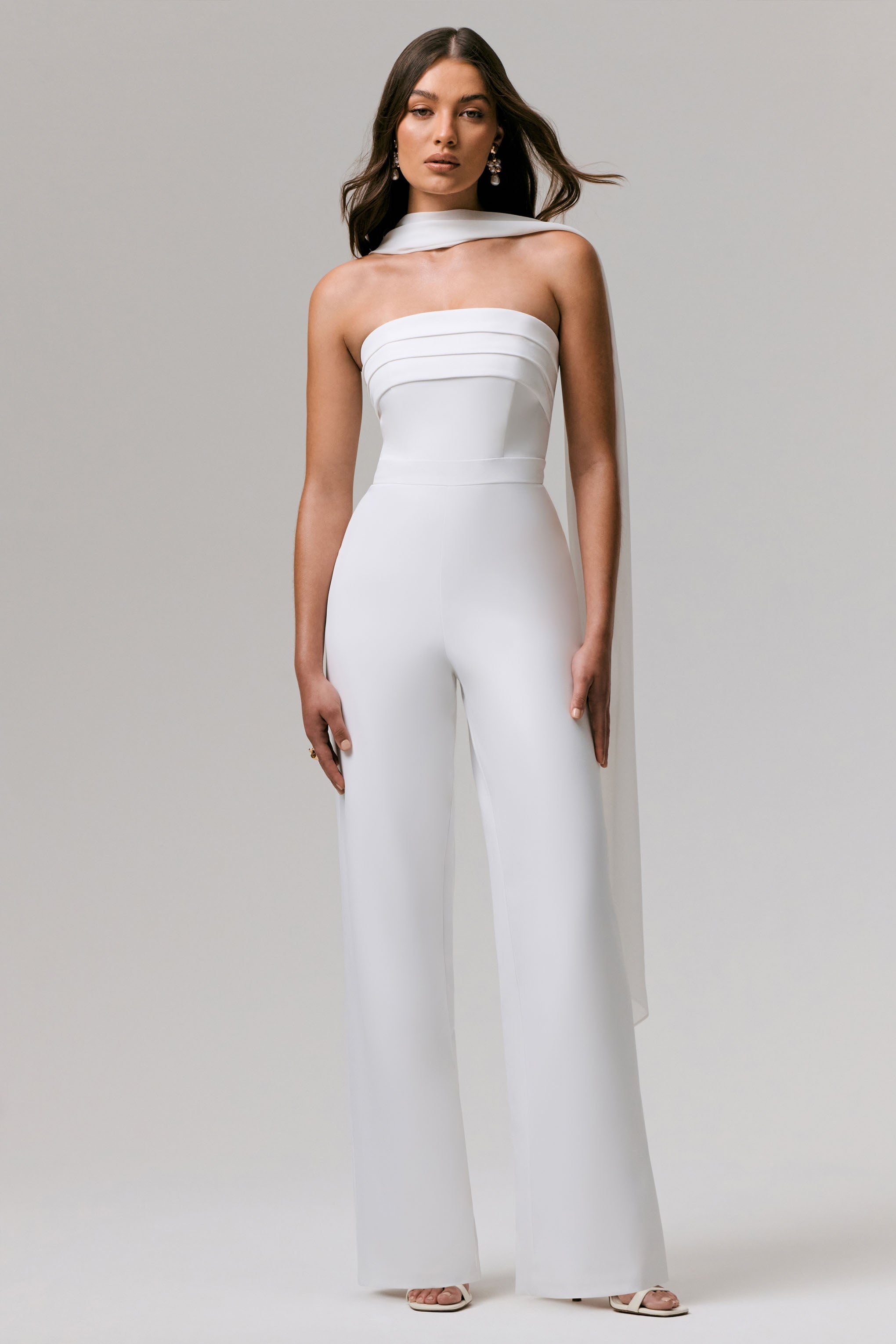 Enchanted | Weißer Jumpsuit mit hohem Kragen und Schärpe