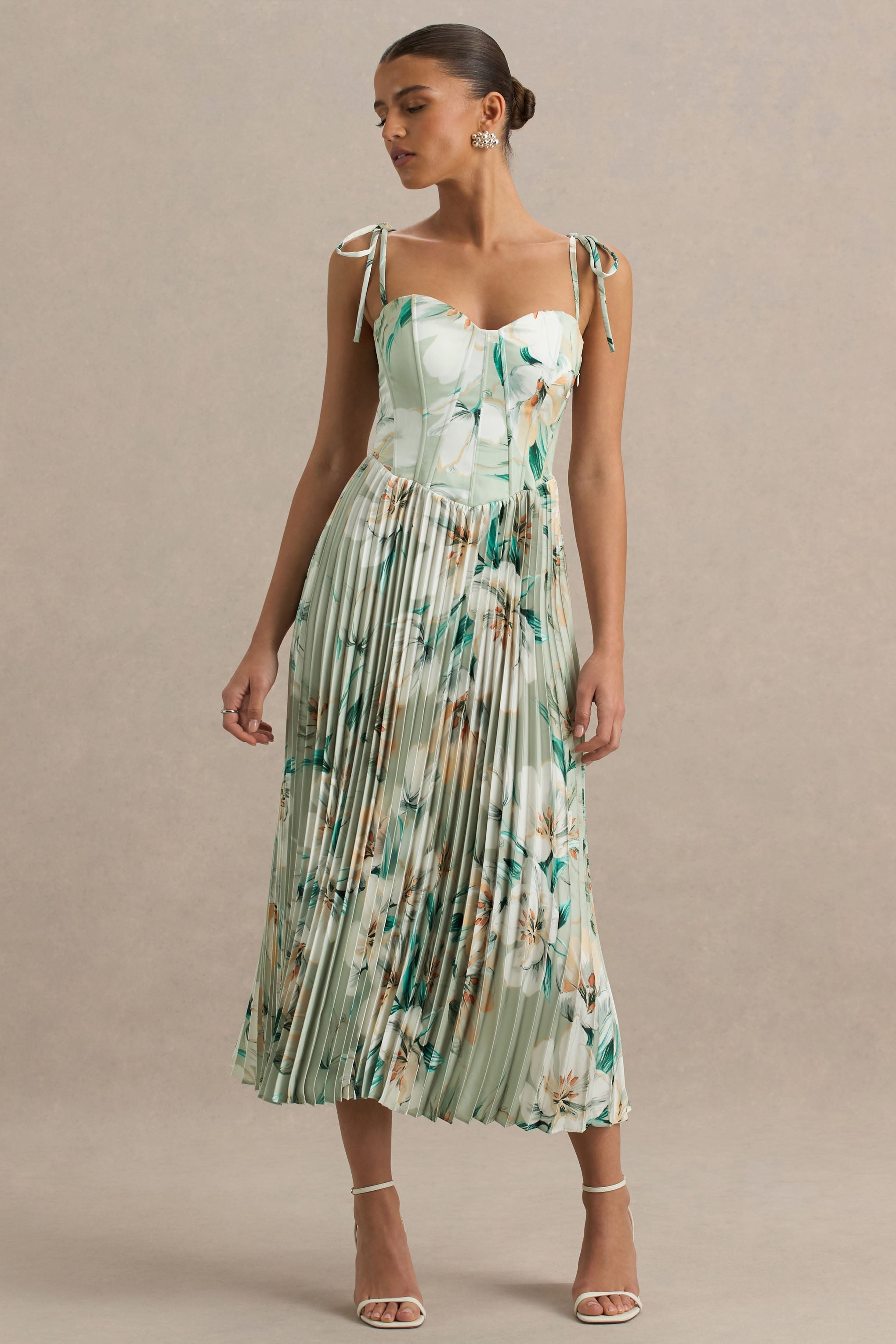 Peyton | Grünes Satin-Midikleid mit Blumenmuster und herzförmigem Ausschnitt sowie plissierten Details.