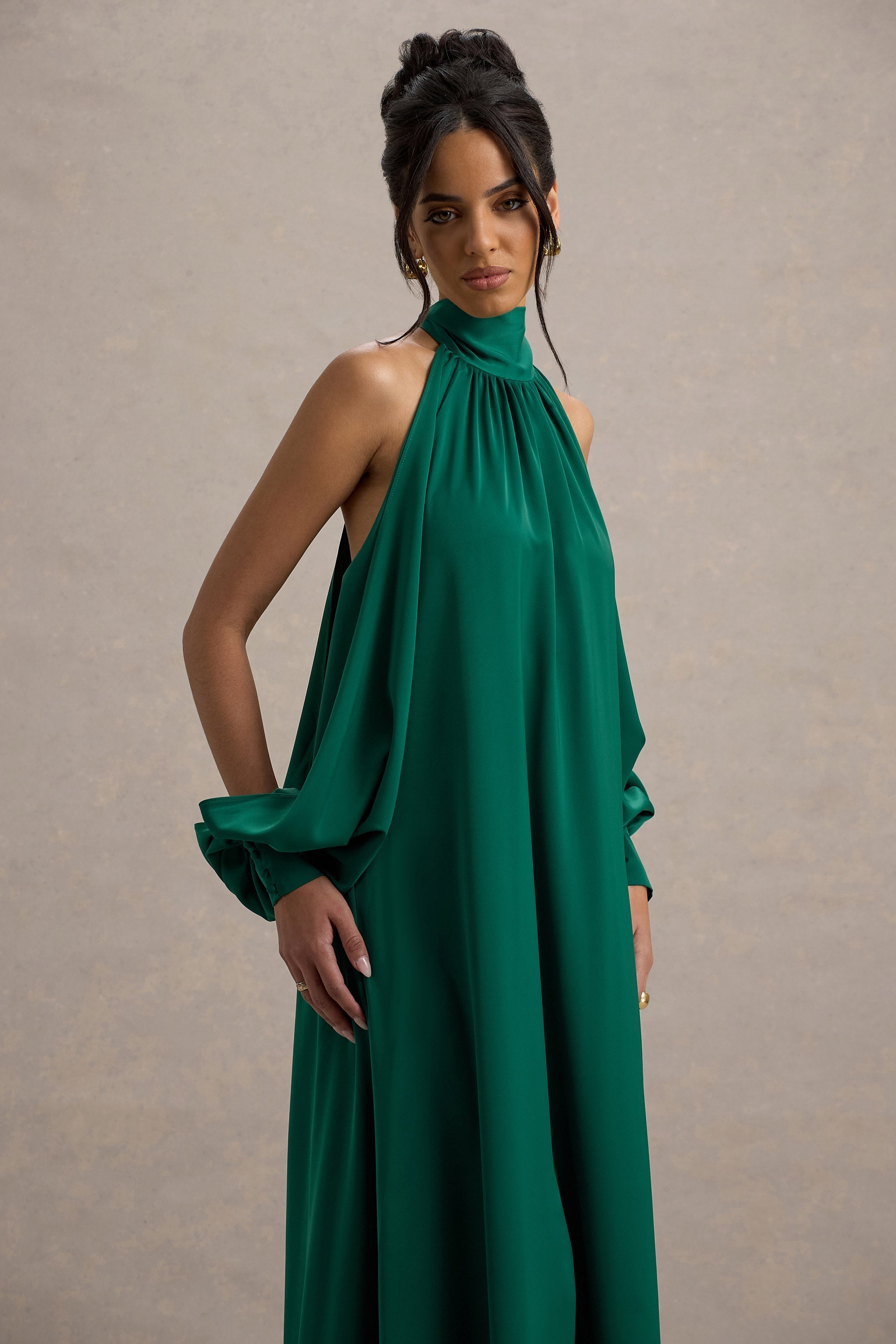 Baila | Flaschengrünes Satin-Maxikleid mit hohem Kragen und Cape-Ärmeln.