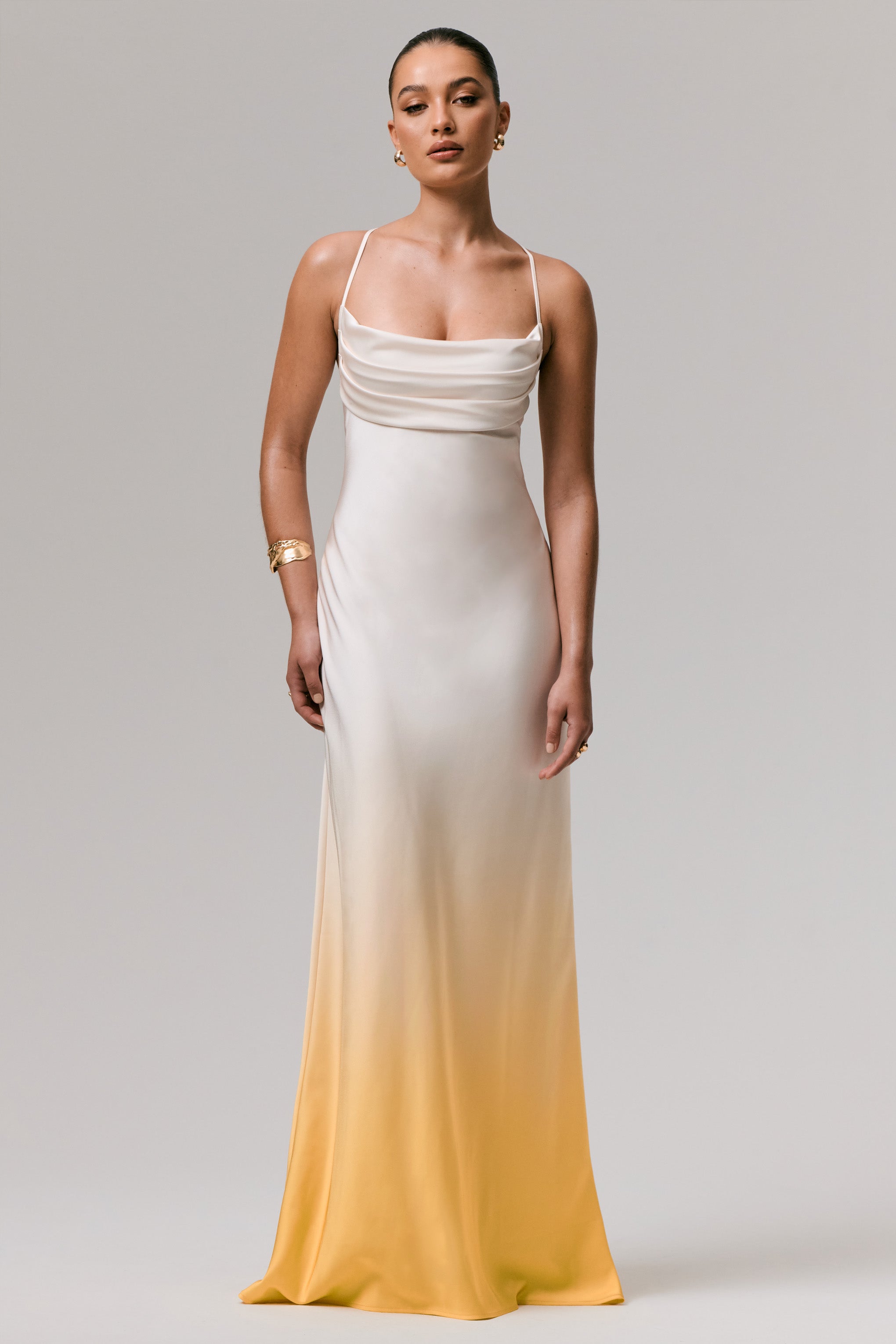 Lucie | Gelbes Ombré Satin-Maxikleid mit Wasserfallausschnitt