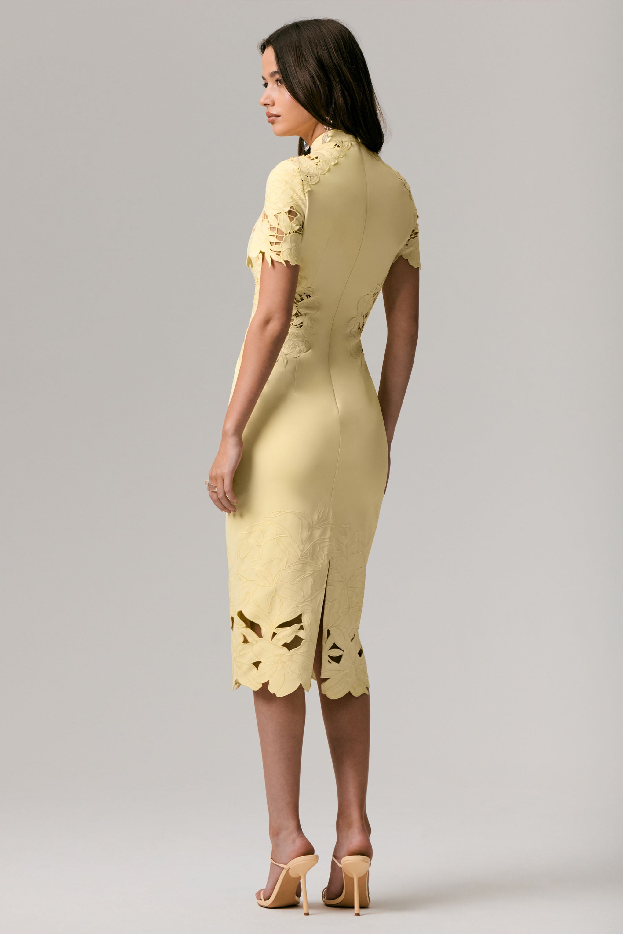 Guest List | Zitronengelbes Midikleid mit hohem Kragen und Cut-Out-Häkel-Details